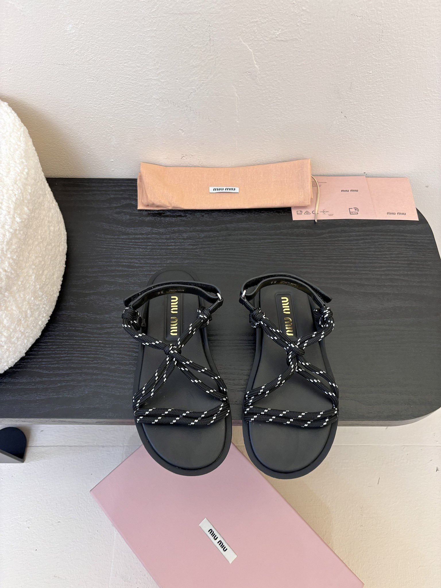 
 Miu Miu 25ss简约绳结凉鞋

别看简单 工艺每个都很复杂 非常留行的美拉德配色平底鞋，电绣