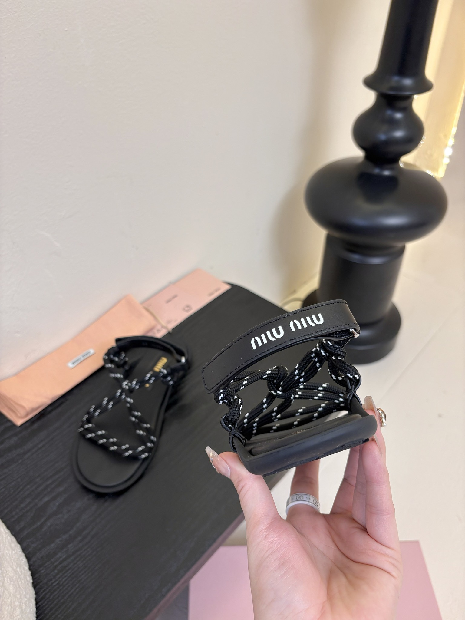 
 Miu Miu 25ss简约绳结凉鞋

别看简单 工艺每个都很复杂 非常留行的美拉德配色平底鞋，电绣