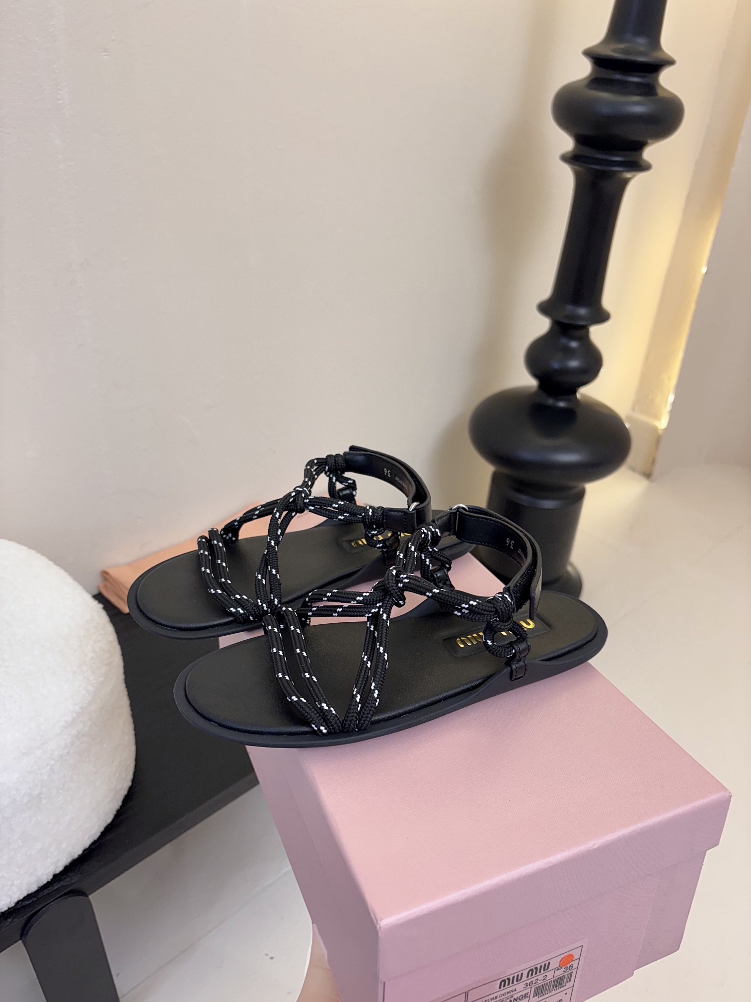 
 Miu Miu 25ss简约绳结凉鞋

别看简单 工艺每个都很复杂 非常留行的美拉德配色平底鞋，电绣