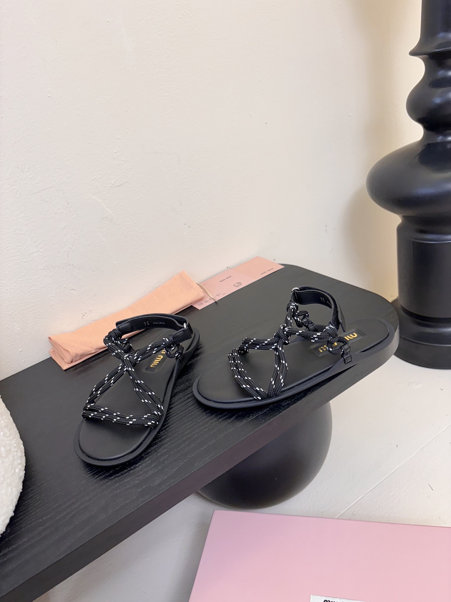 
 Miu Miu 25ss简约绳结凉鞋

别看简单 工艺每个都很复杂 非常留行的美拉德配色平底鞋，电绣