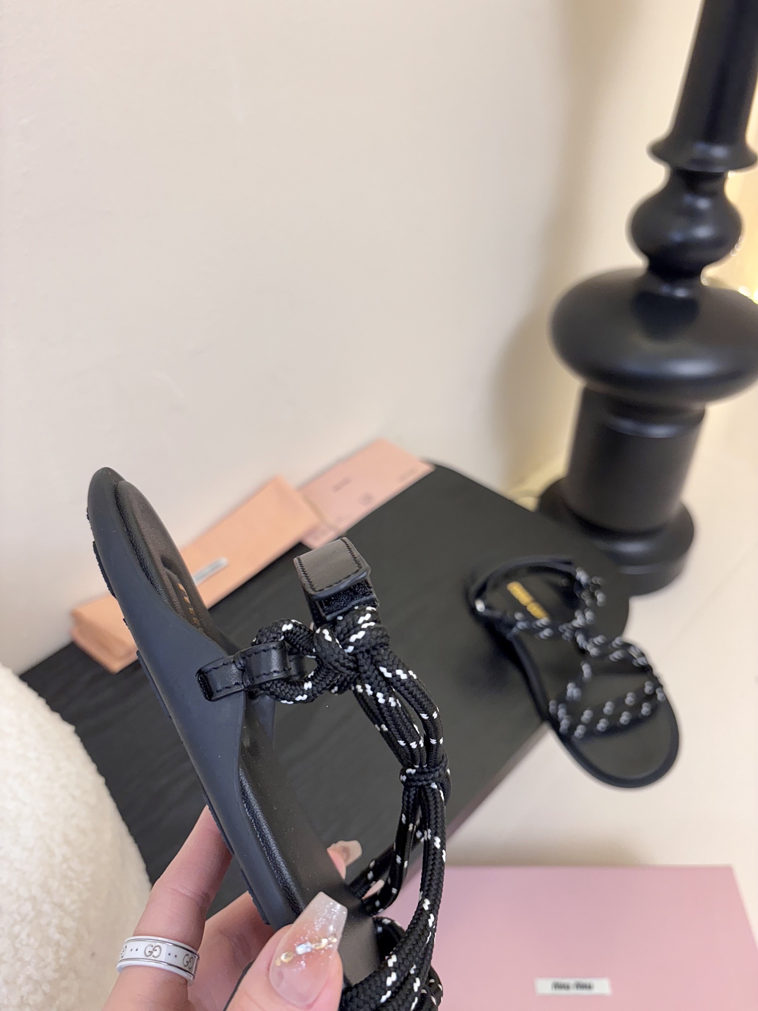 
 Miu Miu 25ss简约绳结凉鞋

别看简单 工艺每个都很复杂 非常留行的美拉德配色平底鞋，电绣