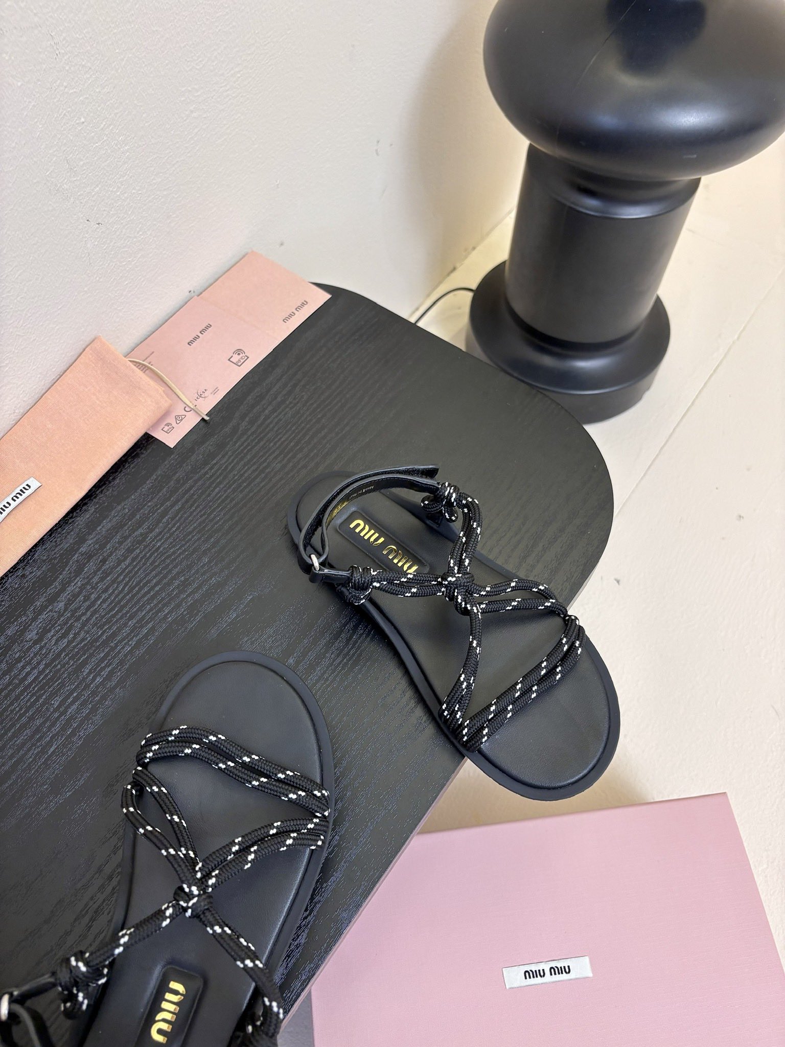 
 Miu Miu 25ss简约绳结凉鞋

别看简单 工艺每个都很复杂 非常留行的美拉德配色平底鞋，电绣