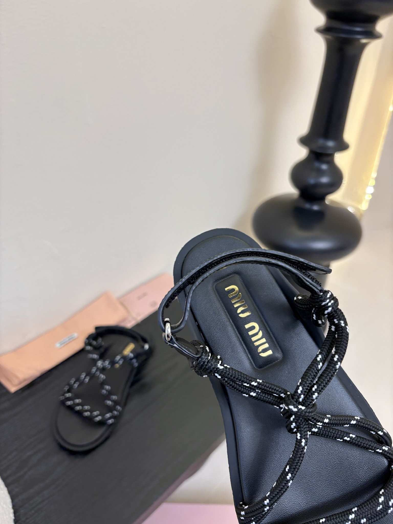 
 Miu Miu 25ss简约绳结凉鞋

别看简单 工艺每个都很复杂 非常留行的美拉德配色平底鞋，电绣
