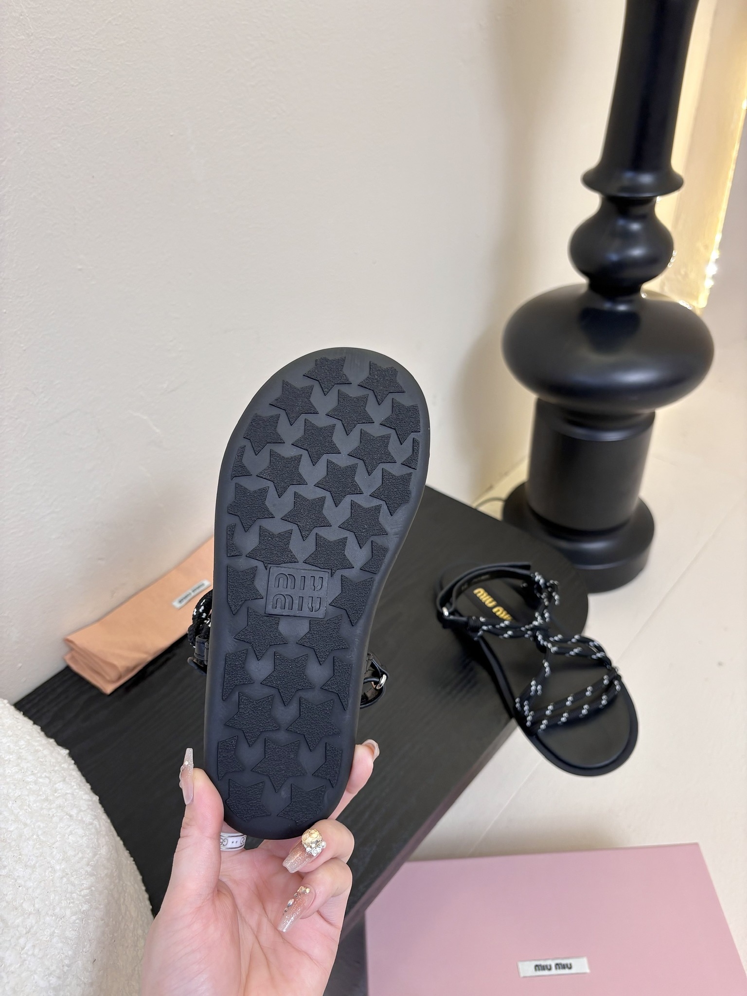 
 Miu Miu 25ss简约绳结凉鞋

别看简单 工艺每个都很复杂 非常留行的美拉德配色平底鞋，电绣