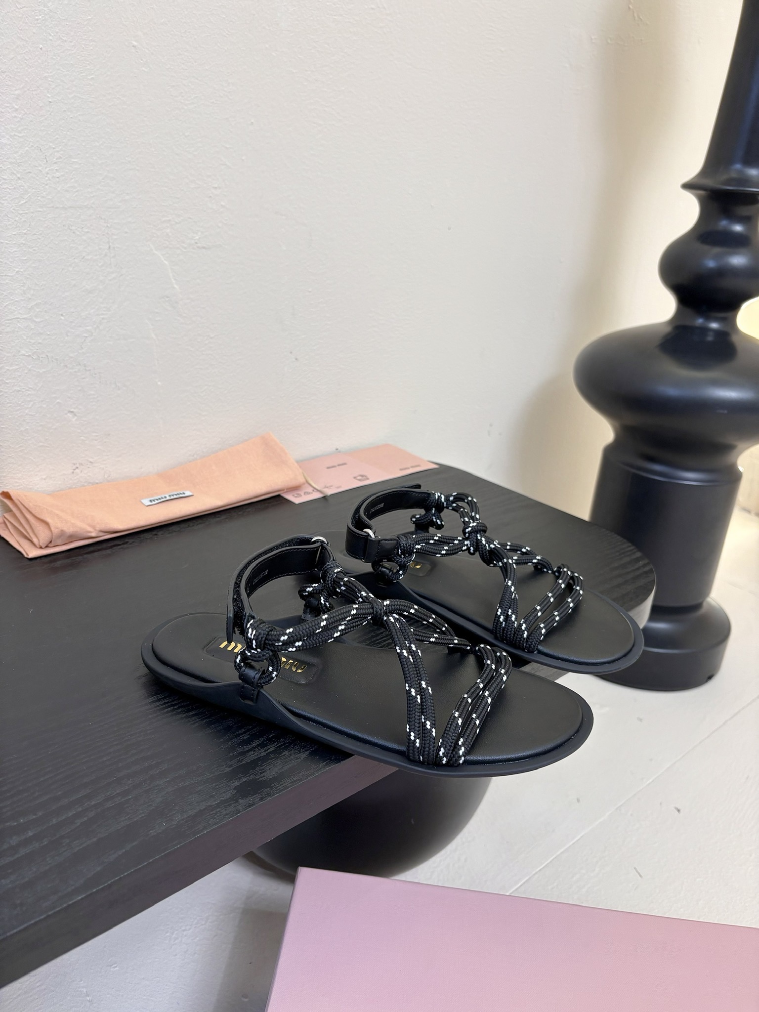 
 Miu Miu 25ss简约绳结凉鞋

别看简单 工艺每个都很复杂 非常留行的美拉德配色平底鞋，电绣