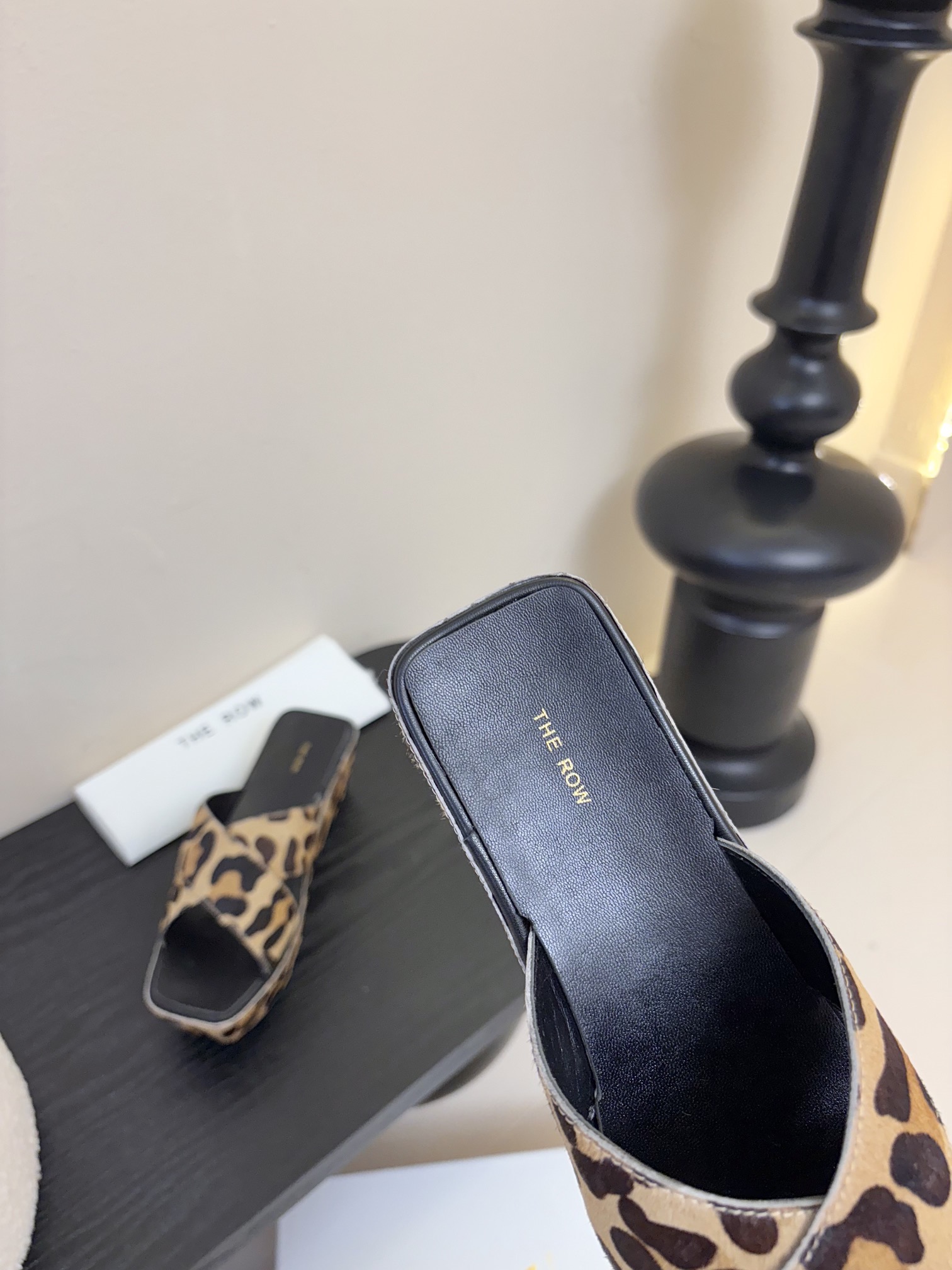 
The row 厚底交叉拖鞋
第一眼看到这个鞋子给人感觉很简单不起眼，其实上脚很好看，很好穿，整个鞋子
