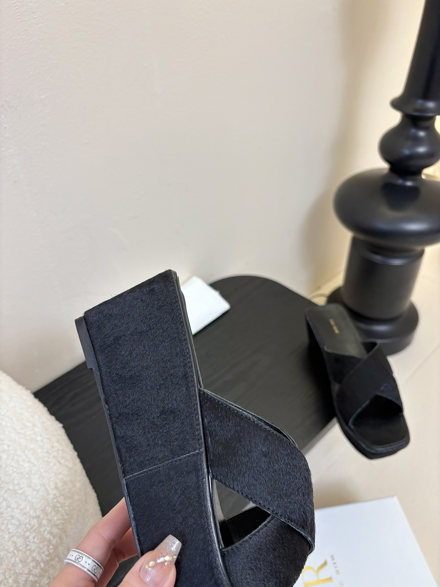 
The row 厚底交叉拖鞋
第一眼看到这个鞋子给人感觉很简单不起眼，其实上脚很好看，很好穿，整个鞋子