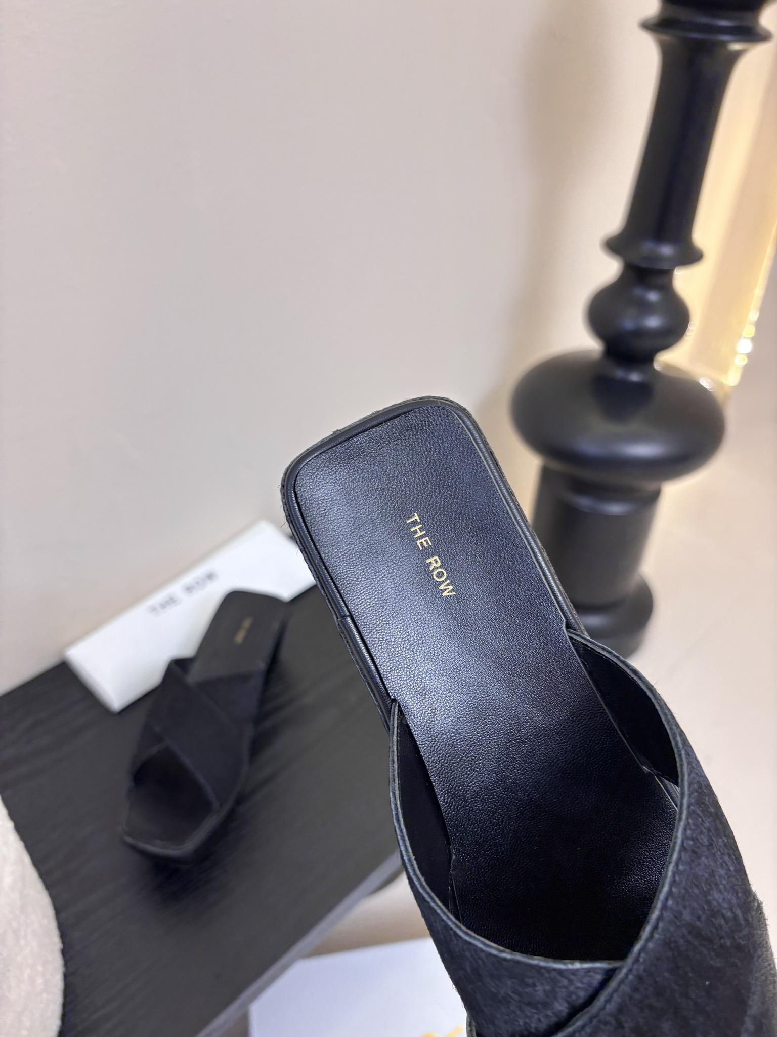 
The row 厚底交叉拖鞋
第一眼看到这个鞋子给人感觉很简单不起眼，其实上脚很好看，很好穿，整个鞋子
