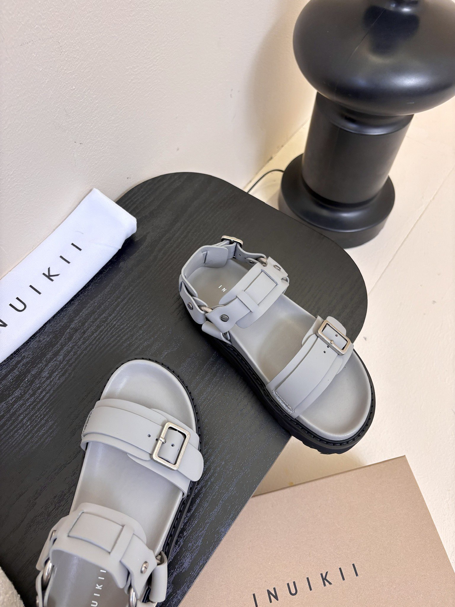 
INUIKII魔术贴凉鞋，舒适又有颜值，细节感十足，上脚也很舒服哟

小厚底款式时尚、搭配贴合脚型的内