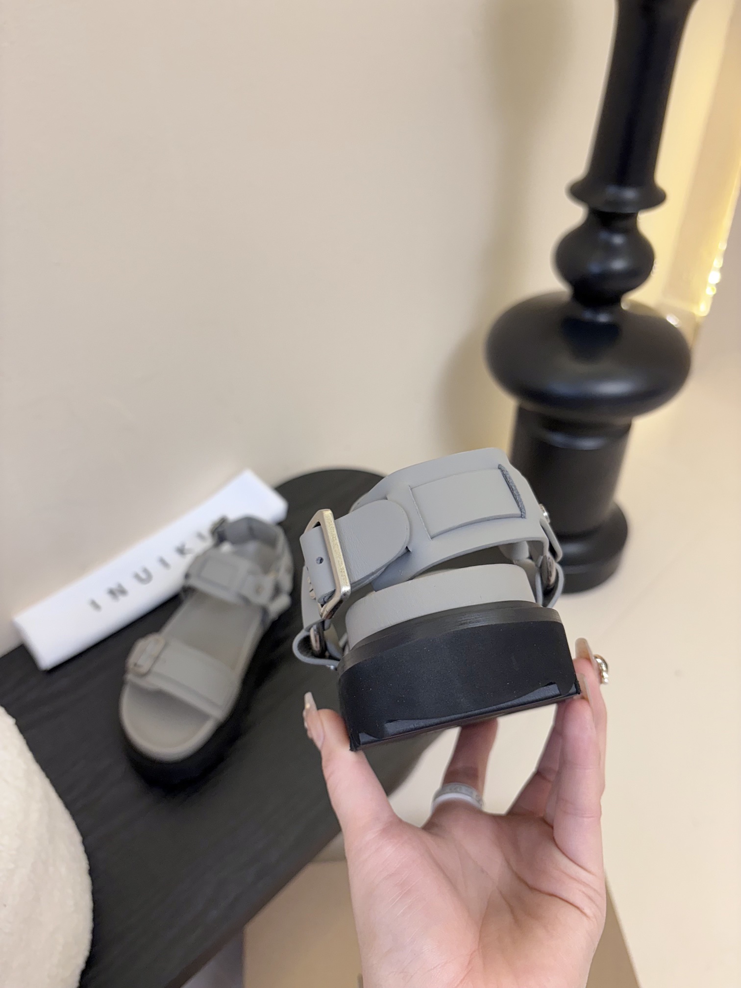 
INUIKII魔术贴凉鞋，舒适又有颜值，细节感十足，上脚也很舒服哟

小厚底款式时尚、搭配贴合脚型的内