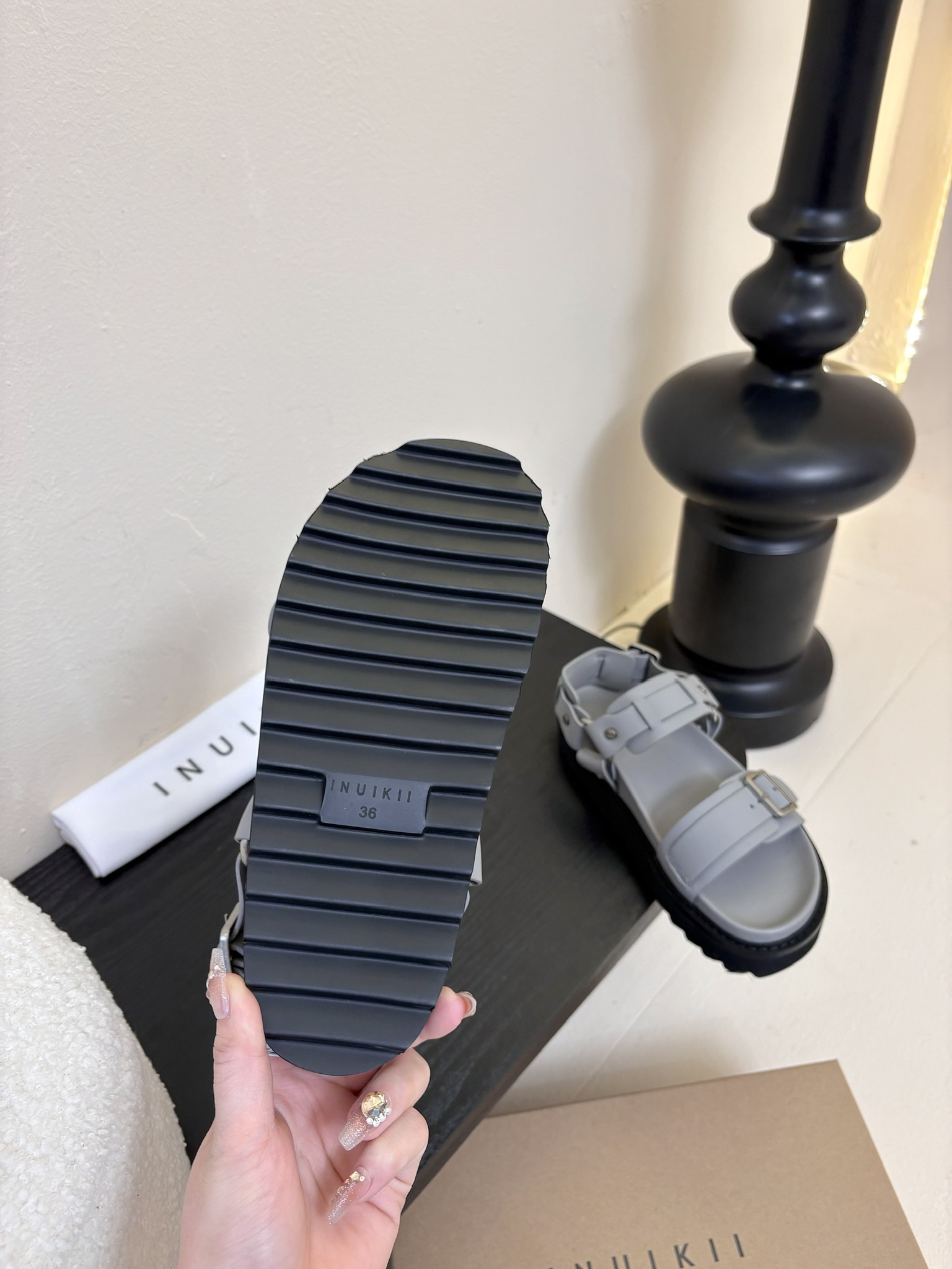 
INUIKII魔术贴凉鞋，舒适又有颜值，细节感十足，上脚也很舒服哟

小厚底款式时尚、搭配贴合脚型的内