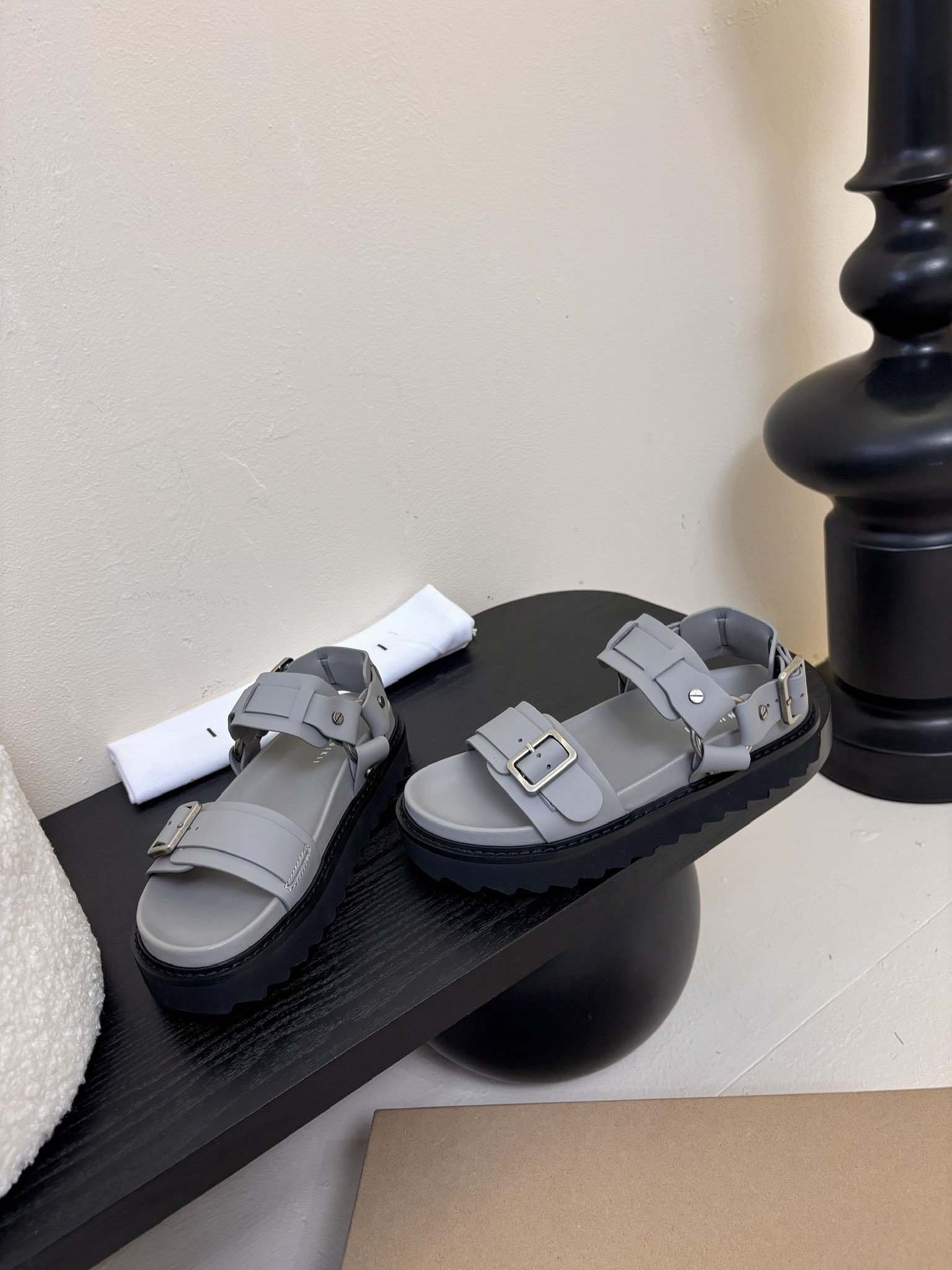 
INUIKII魔术贴凉鞋，舒适又有颜值，细节感十足，上脚也很舒服哟

小厚底款式时尚、搭配贴合脚型的内