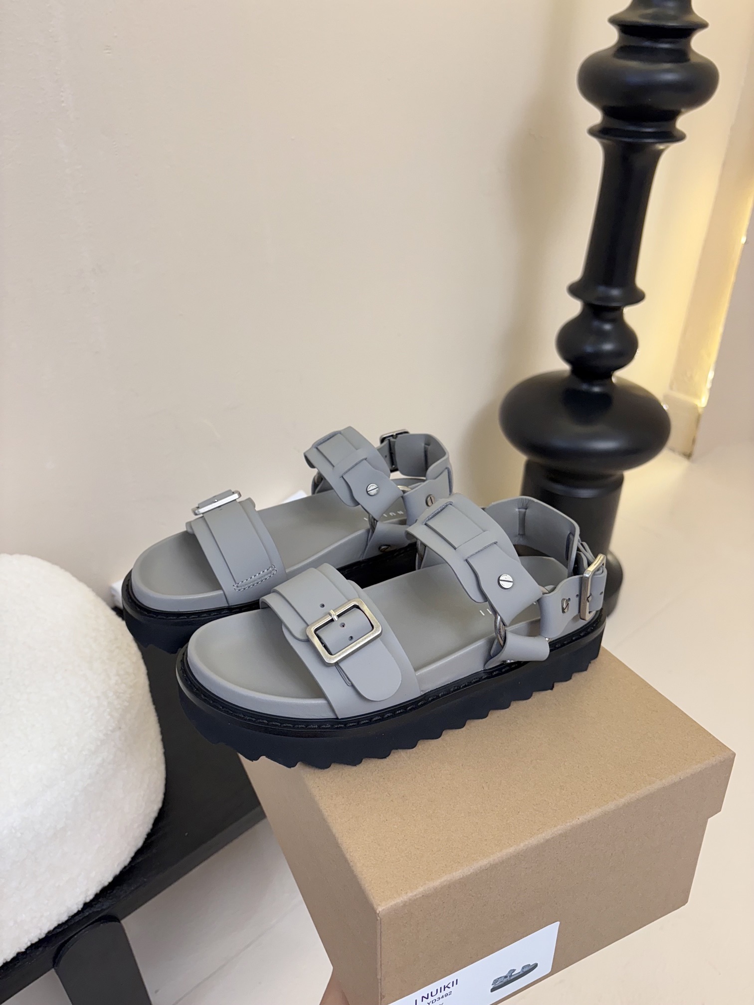 
INUIKII魔术贴凉鞋，舒适又有颜值，细节感十足，上脚也很舒服哟

小厚底款式时尚、搭配贴合脚型的内