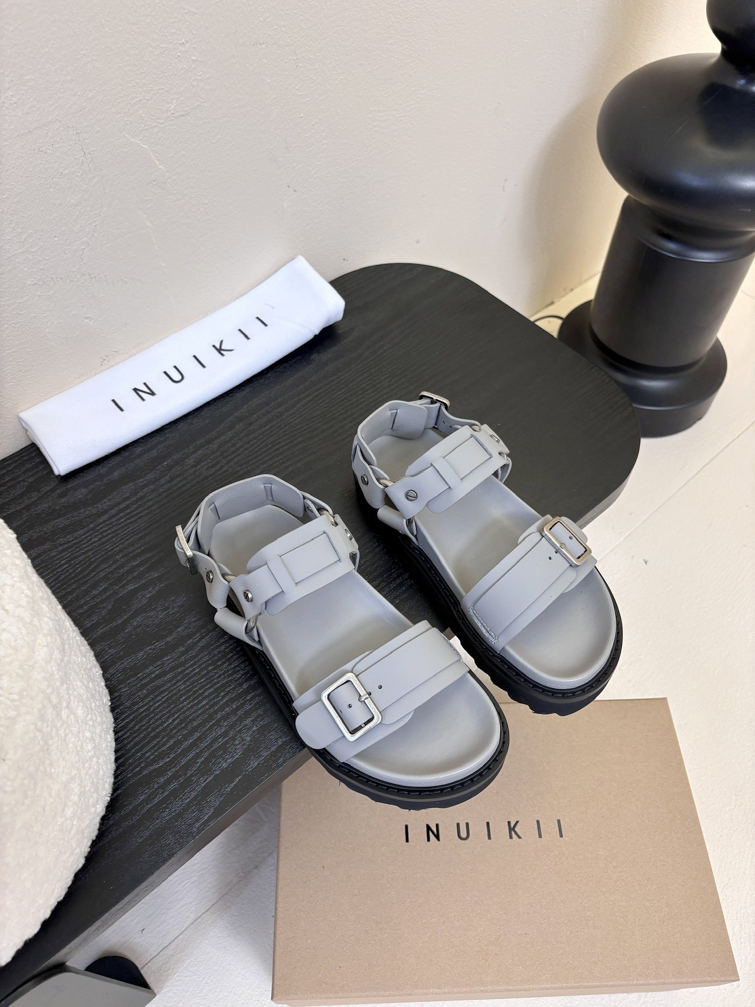 
INUIKII魔术贴凉鞋，舒适又有颜值，细节感十足，上脚也很舒服哟

小厚底款式时尚、搭配贴合脚型的内