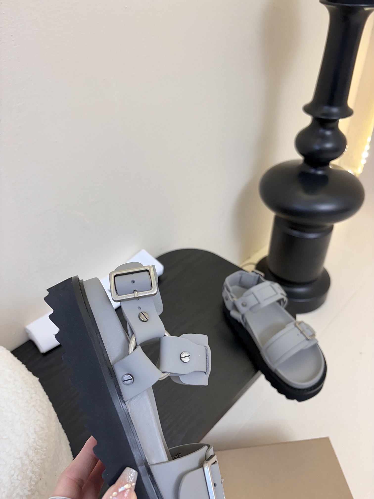 
INUIKII魔术贴凉鞋，舒适又有颜值，细节感十足，上脚也很舒服哟

小厚底款式时尚、搭配贴合脚型的内