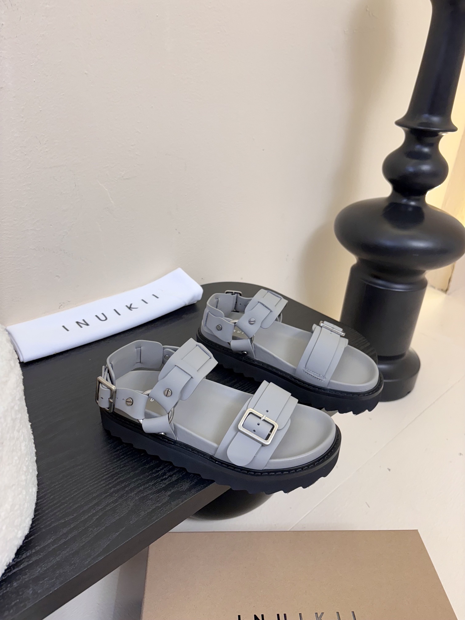 
INUIKII魔术贴凉鞋，舒适又有颜值，细节感十足，上脚也很舒服哟

小厚底款式时尚、搭配贴合脚型的内