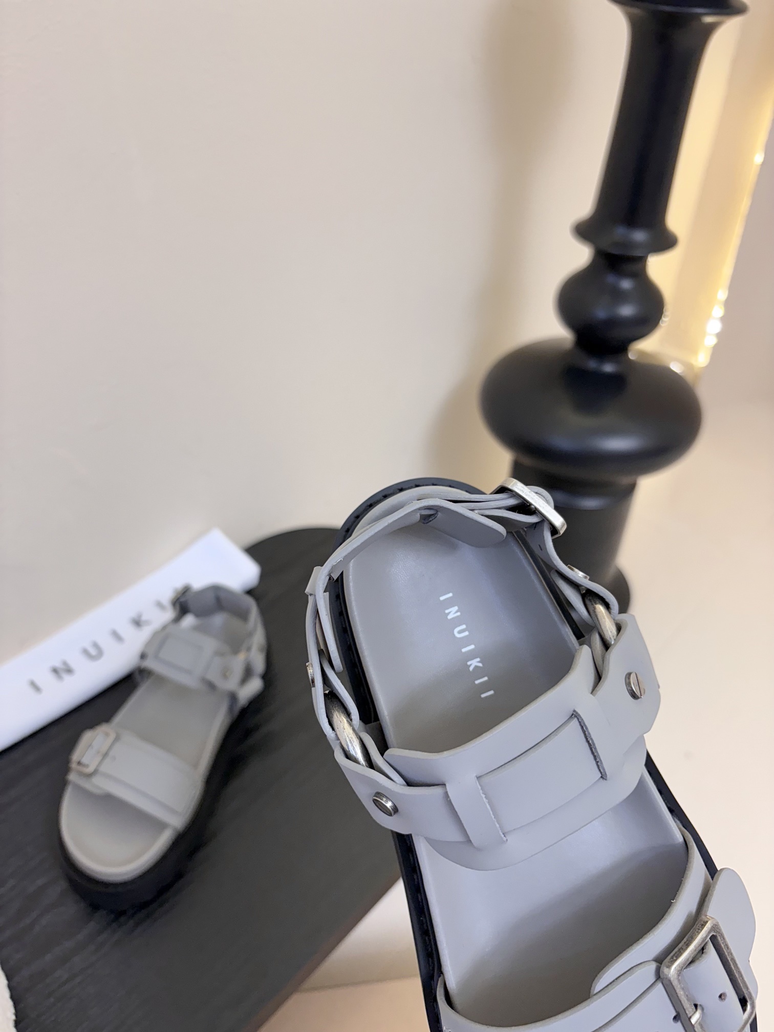 
INUIKII魔术贴凉鞋，舒适又有颜值，细节感十足，上脚也很舒服哟

小厚底款式时尚、搭配贴合脚型的内