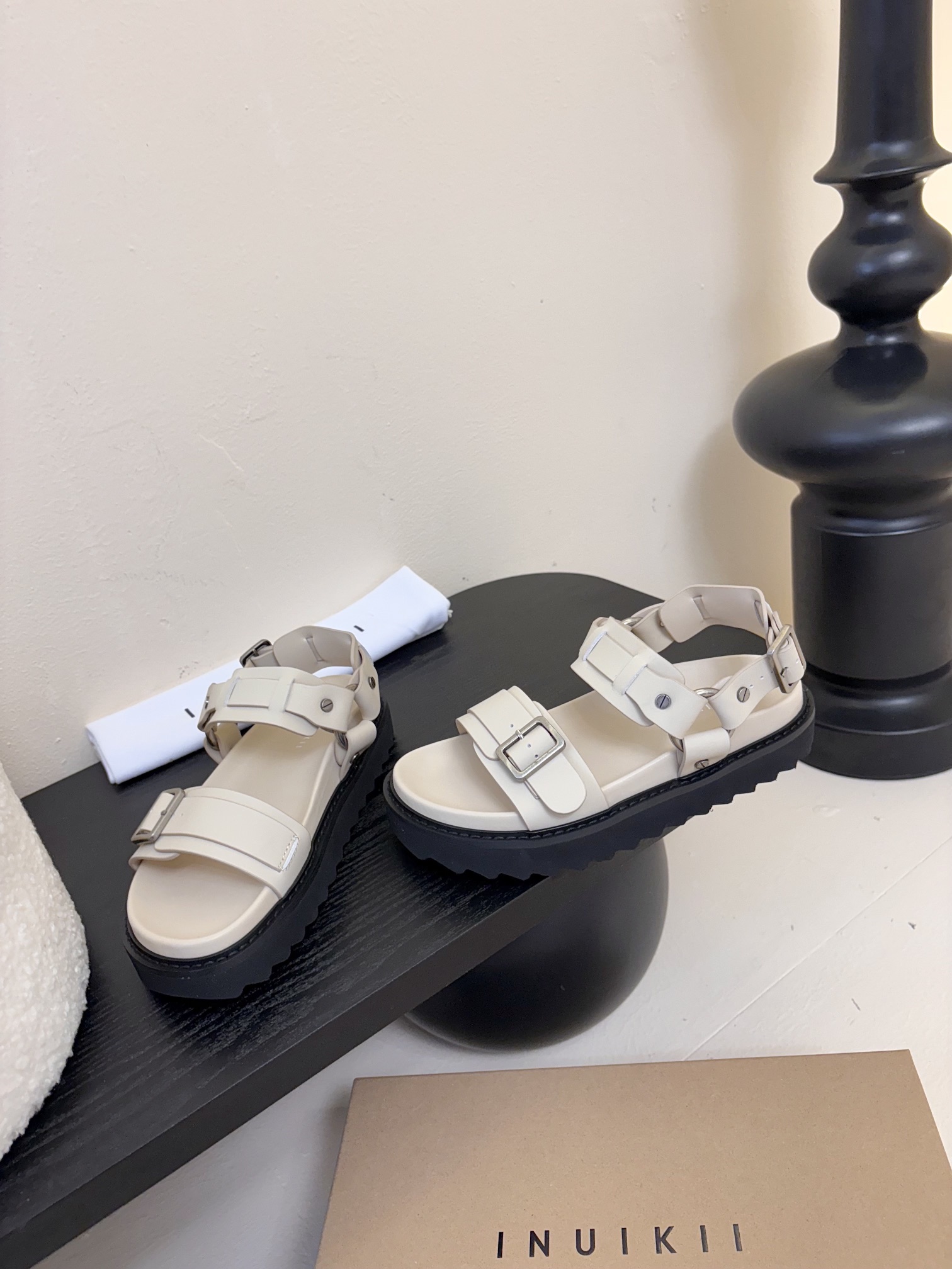 
INUIKII魔术贴凉鞋，舒适又有颜值，细节感十足，上脚也很舒服哟

小厚底款式时尚、搭配贴合脚型的内