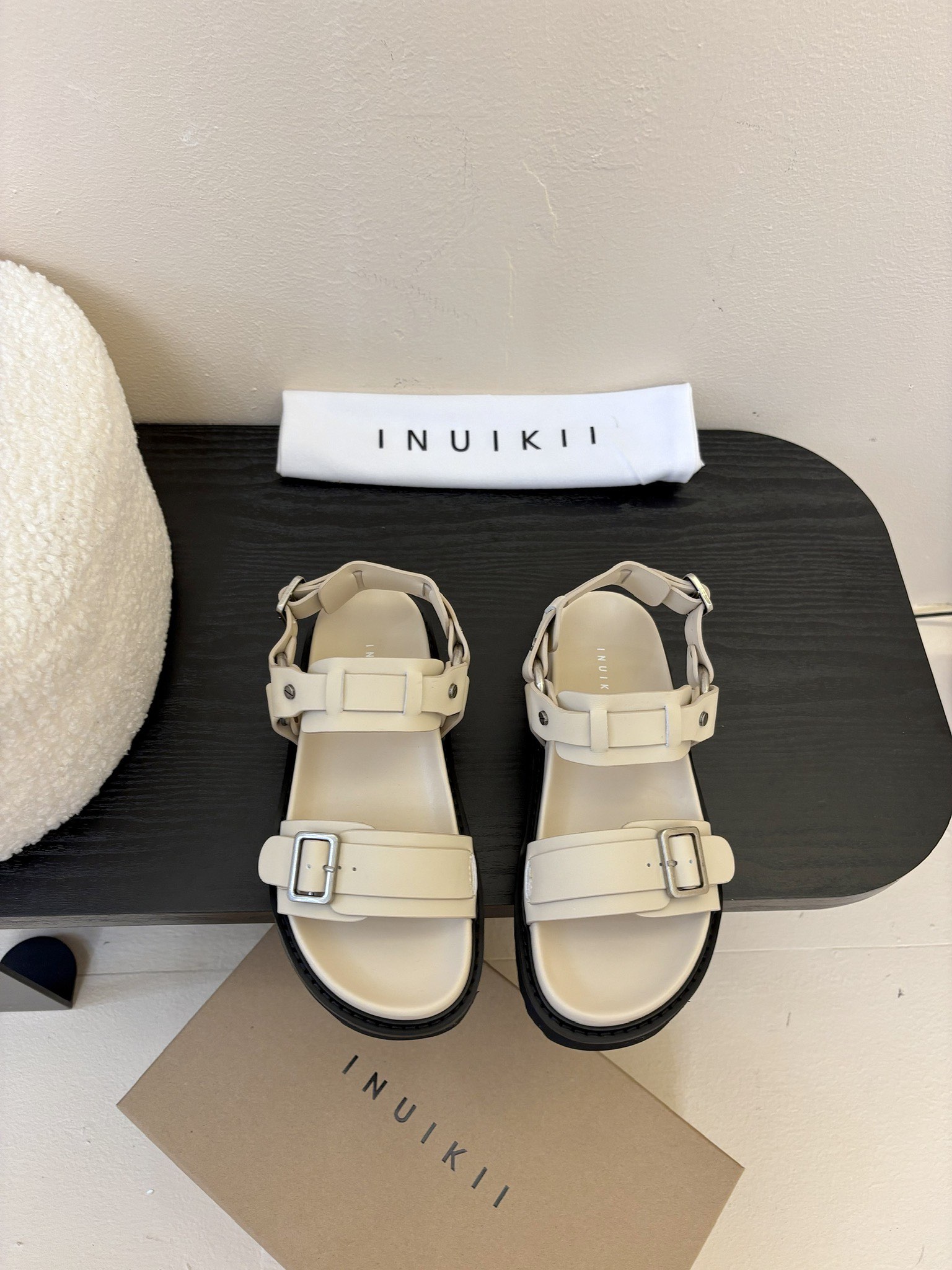 
INUIKII魔术贴凉鞋，舒适又有颜值，细节感十足，上脚也很舒服哟

小厚底款式时尚、搭配贴合脚型的内