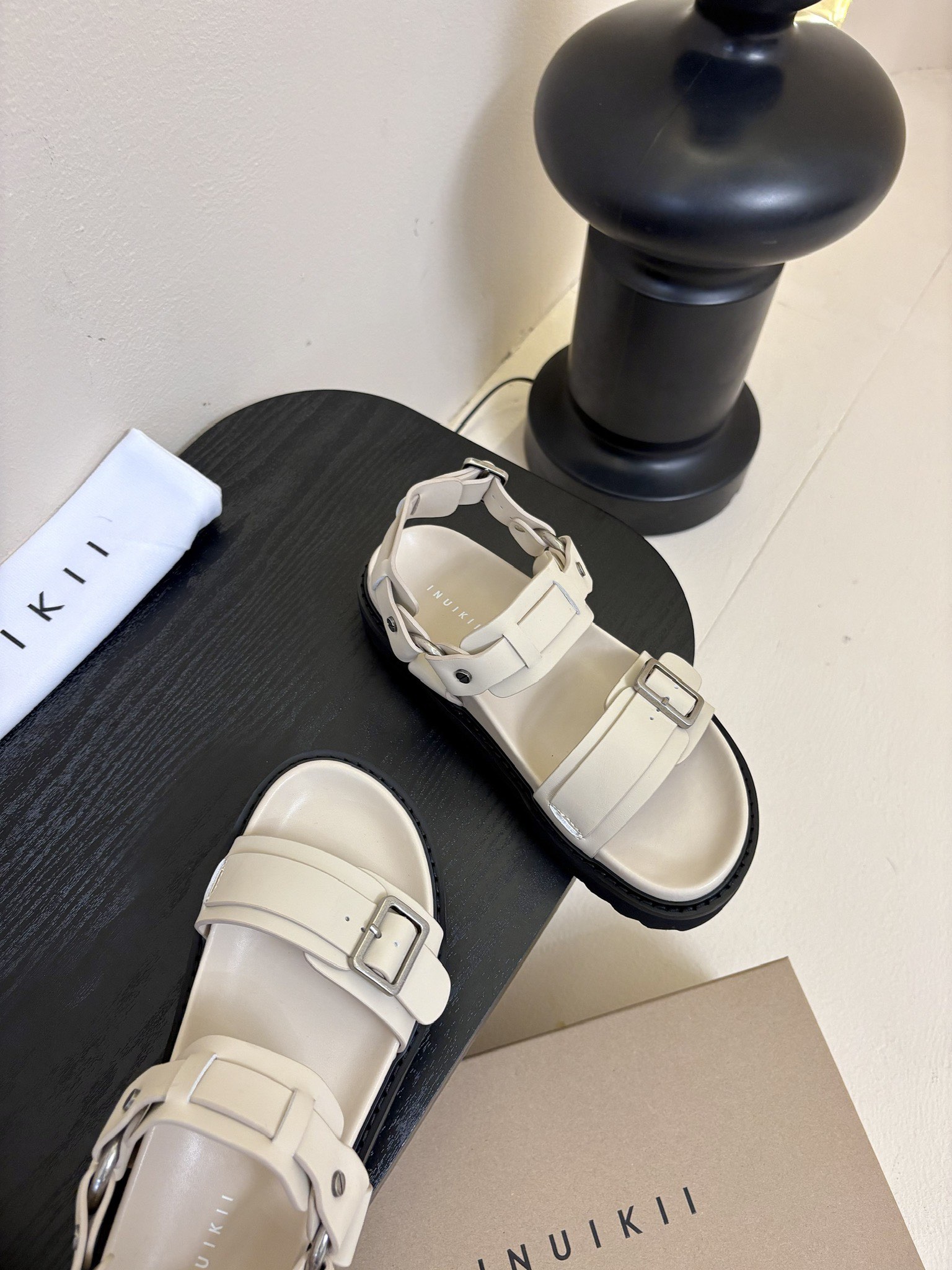 
INUIKII魔术贴凉鞋，舒适又有颜值，细节感十足，上脚也很舒服哟

小厚底款式时尚、搭配贴合脚型的内