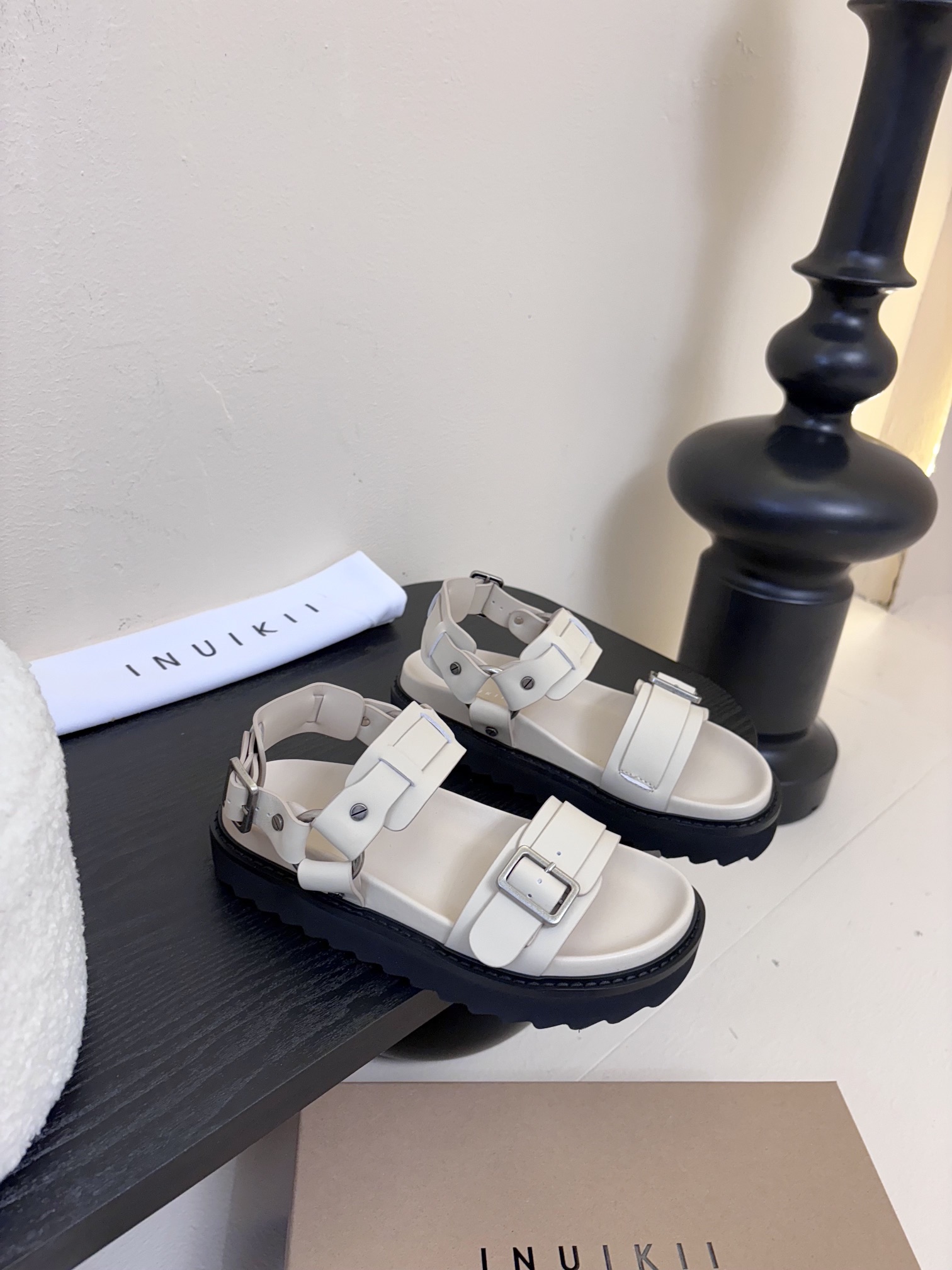 
INUIKII魔术贴凉鞋，舒适又有颜值，细节感十足，上脚也很舒服哟

小厚底款式时尚、搭配贴合脚型的内