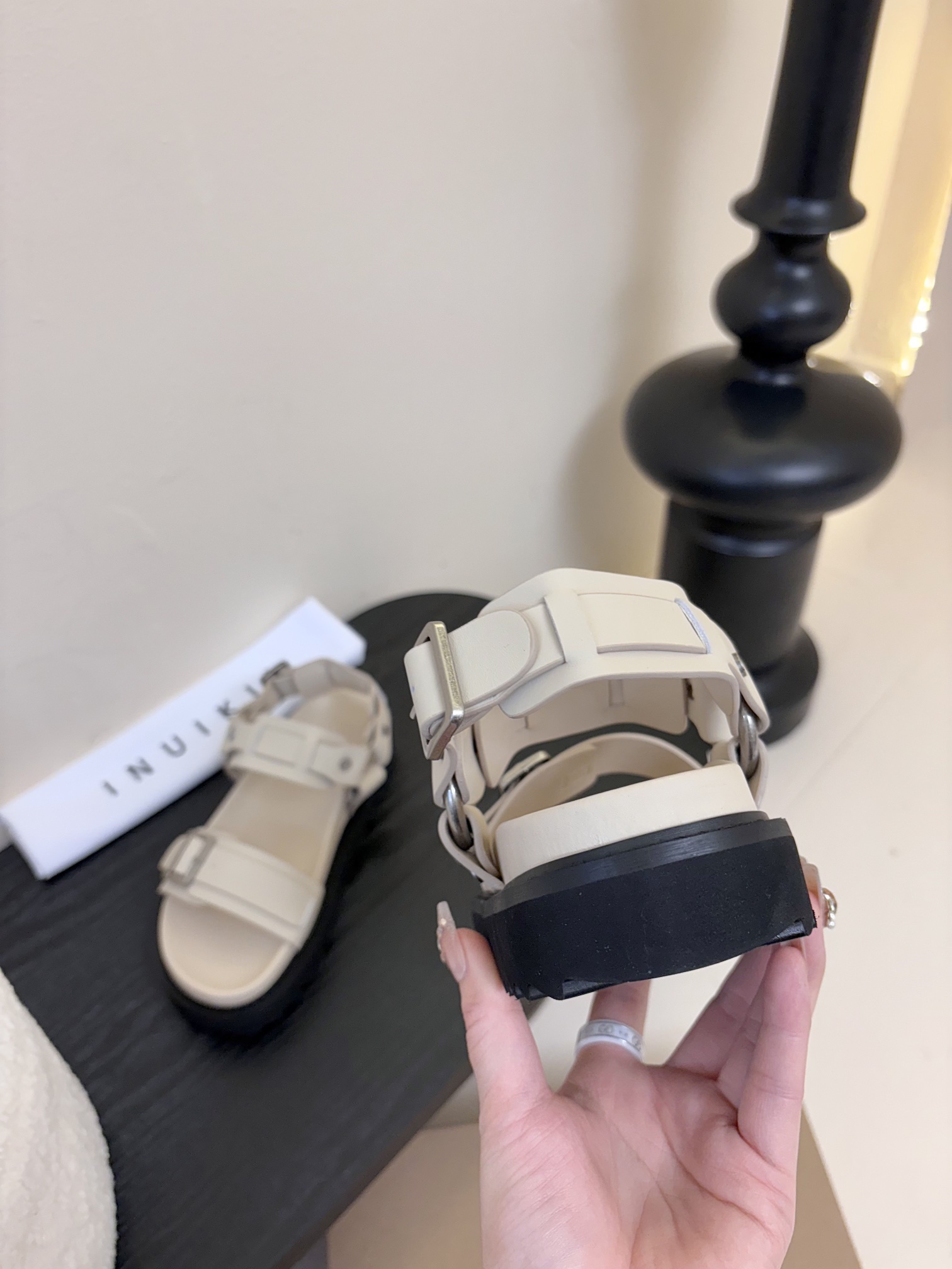 
INUIKII魔术贴凉鞋，舒适又有颜值，细节感十足，上脚也很舒服哟

小厚底款式时尚、搭配贴合脚型的内