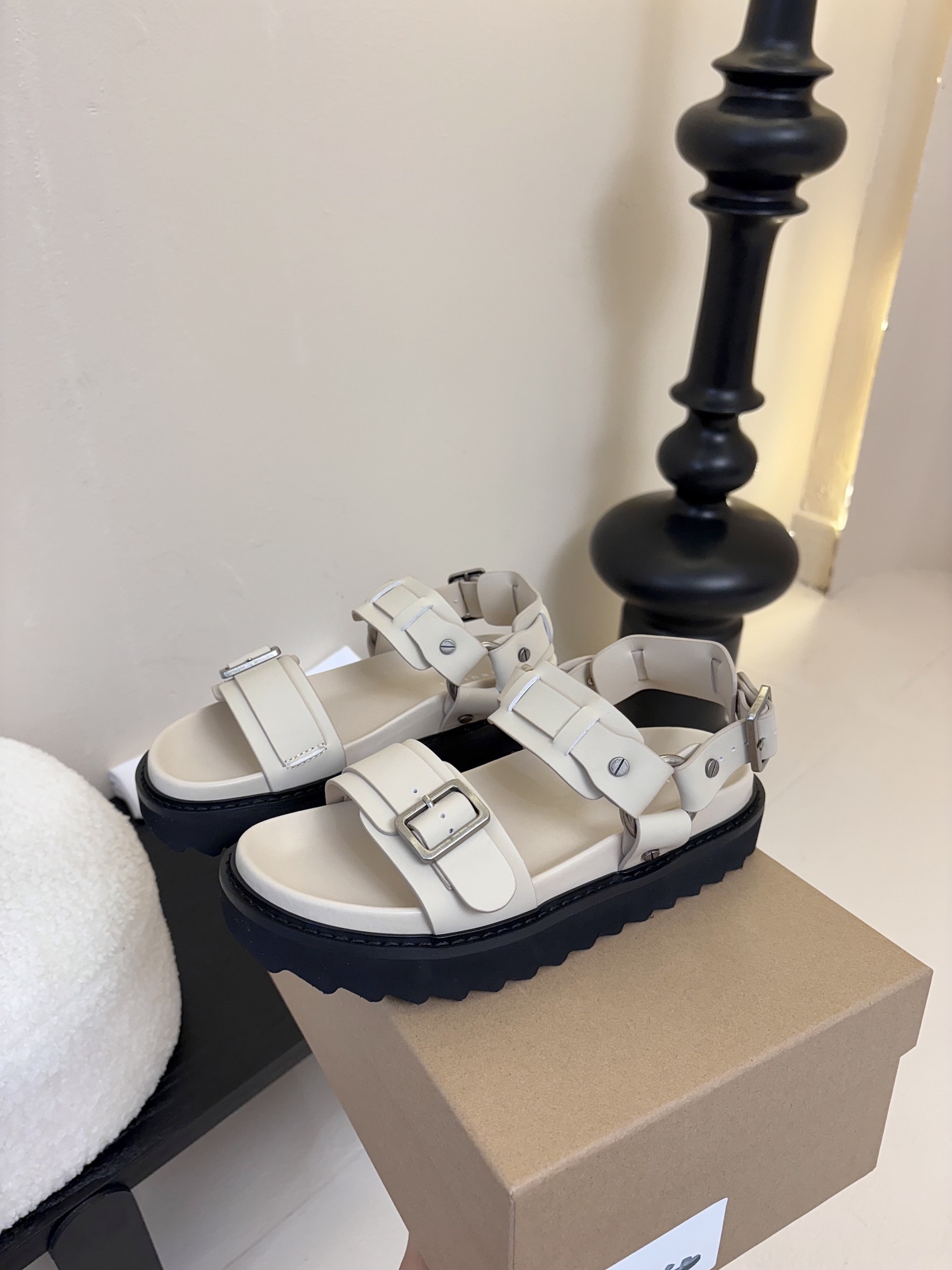 
INUIKII魔术贴凉鞋，舒适又有颜值，细节感十足，上脚也很舒服哟

小厚底款式时尚、搭配贴合脚型的内