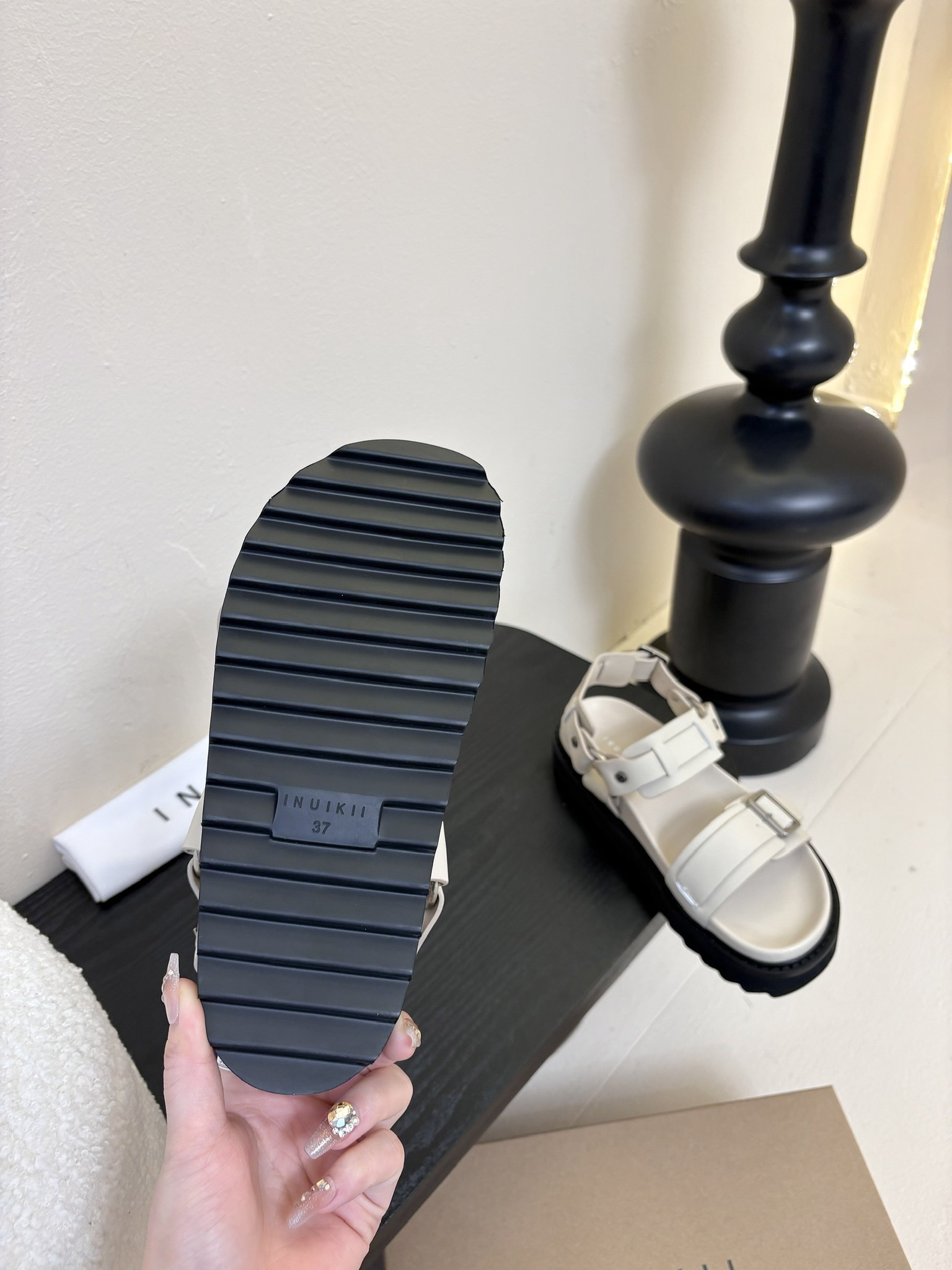 
INUIKII魔术贴凉鞋，舒适又有颜值，细节感十足，上脚也很舒服哟

小厚底款式时尚、搭配贴合脚型的内