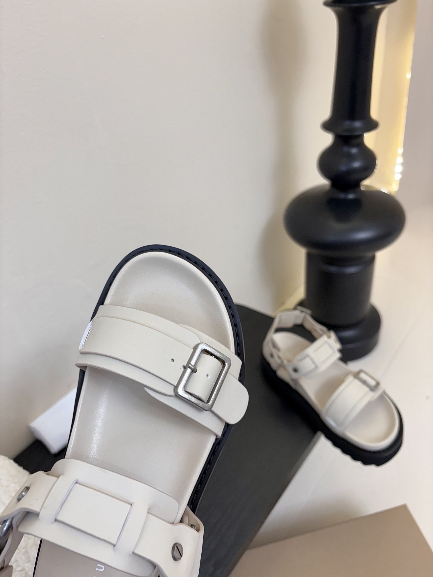 
INUIKII魔术贴凉鞋，舒适又有颜值，细节感十足，上脚也很舒服哟

小厚底款式时尚、搭配贴合脚型的内