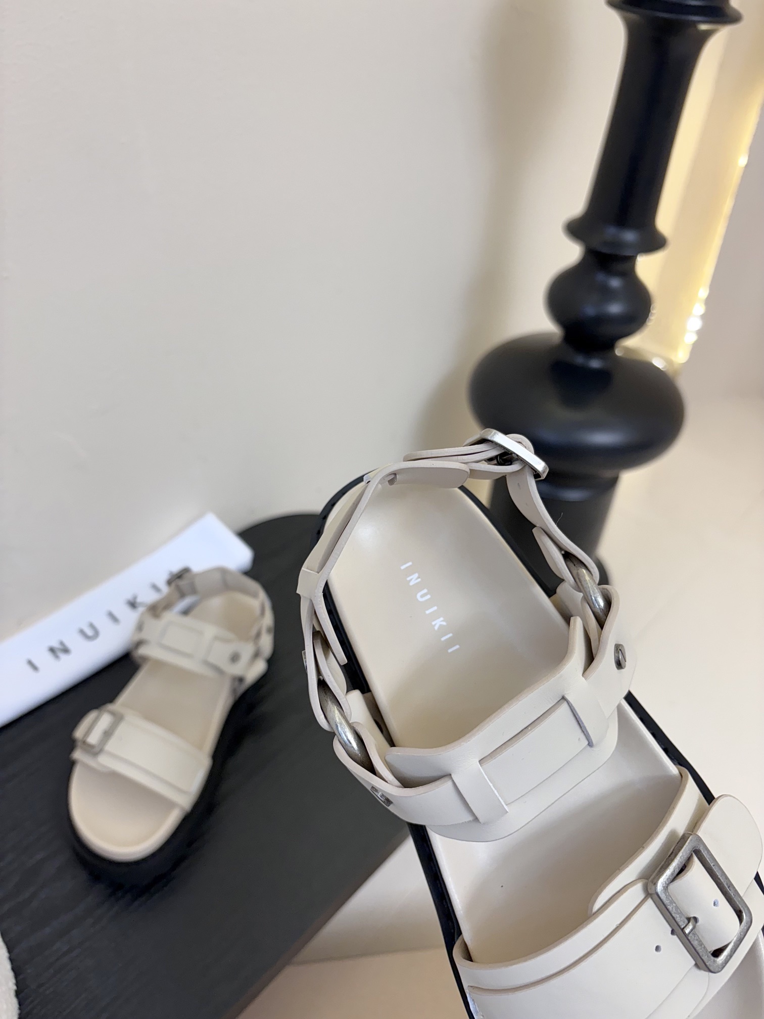 
INUIKII魔术贴凉鞋，舒适又有颜值，细节感十足，上脚也很舒服哟

小厚底款式时尚、搭配贴合脚型的内