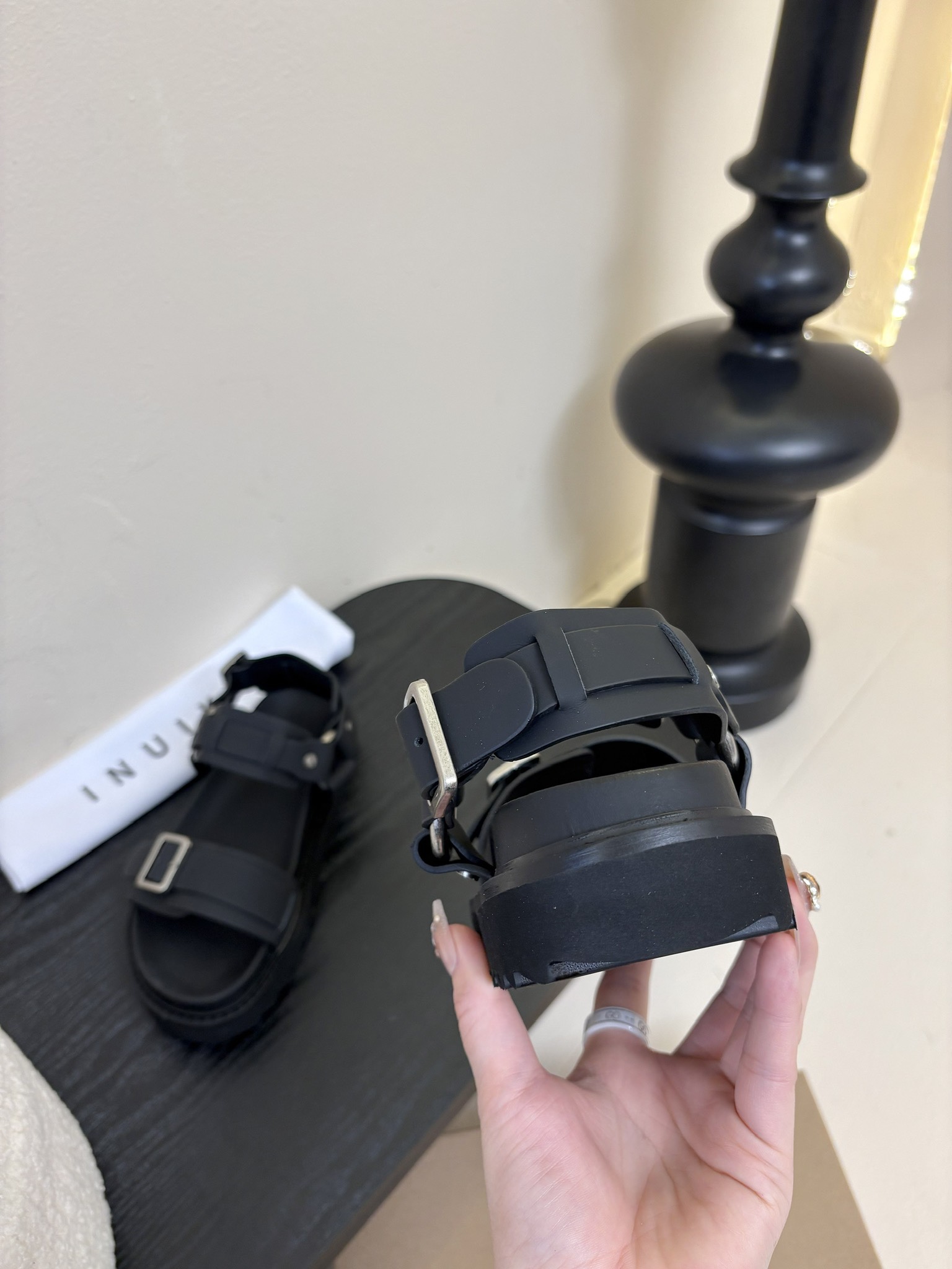 
INUIKII魔术贴凉鞋，舒适又有颜值，细节感十足，上脚也很舒服哟

小厚底款式时尚、搭配贴合脚型的内