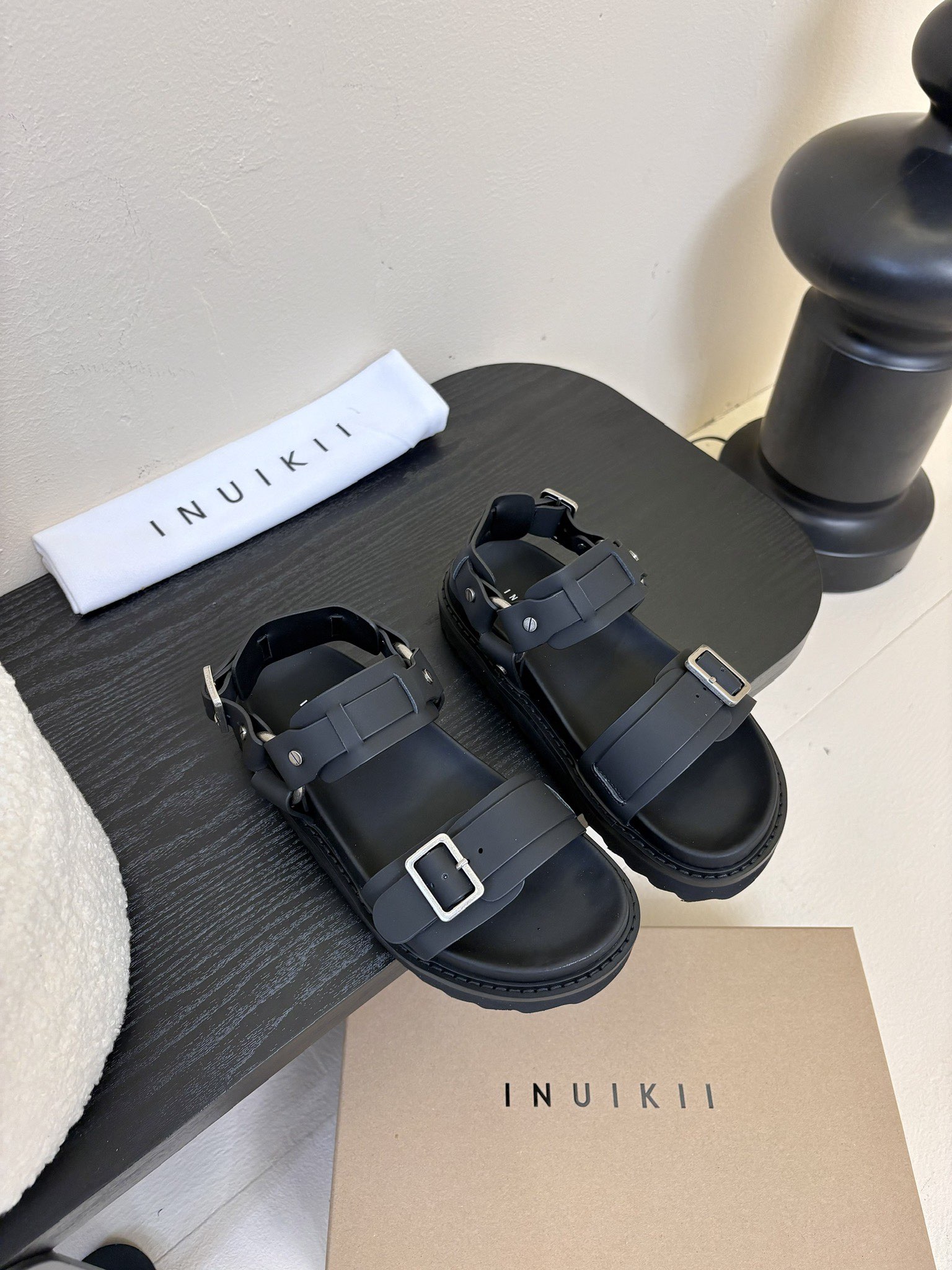 NO:249092,INUIKII Velcro sandals are comfortable and beautiful, full of detail, and they are also comfortable to wear. The small thick sole is fashionable and matched with an insole that fits the foot. It is made of extra light and comfortable mercerized calfskin. This Velcro sandals can let you put aside these concerns!  It is not only beautiful, but also comfortable to wear, low-key and fashionable, full of beach style, simple exercise is also free of problems, and the foot cover is very good. It is comfortable, light, cool and fashionable, satisfying all your summer imagination of sandals... The upper is original mercerated cowhide inner mercerated cowhide, outsole rubber sole, durable and lightweight Thick sole about 2.5cm Size35-39 (40 custom made without return), sandals, sandals, cowhide19860909INUIKII魔术贴凉鞋,舒适又有颜值,细节感十足,上脚也很舒服哟 小厚底款式时尚、搭配贴合脚型的内底,采用格外轻盈、舒适的丝光小牛皮制作 这款魔术贴凉鞋,就可以让你放下这些顾虑！它不但好看,穿起来还贼舒适,低调又不失时尚感,满满的沙滩风,简单的运动也是没有问题的,包脚性非常的好.舒适、轻便、凉爽、时尚,满足你夏日对凉鞋的所有想象… 鞋面原版丝光牛皮 内里防丝光牛皮 大底橡胶大底,耐穿轻盈 厚底2.5cm左右 Size35-39（40定做不退换）,凉鞋,sandals,cowhide,Women's Shoes