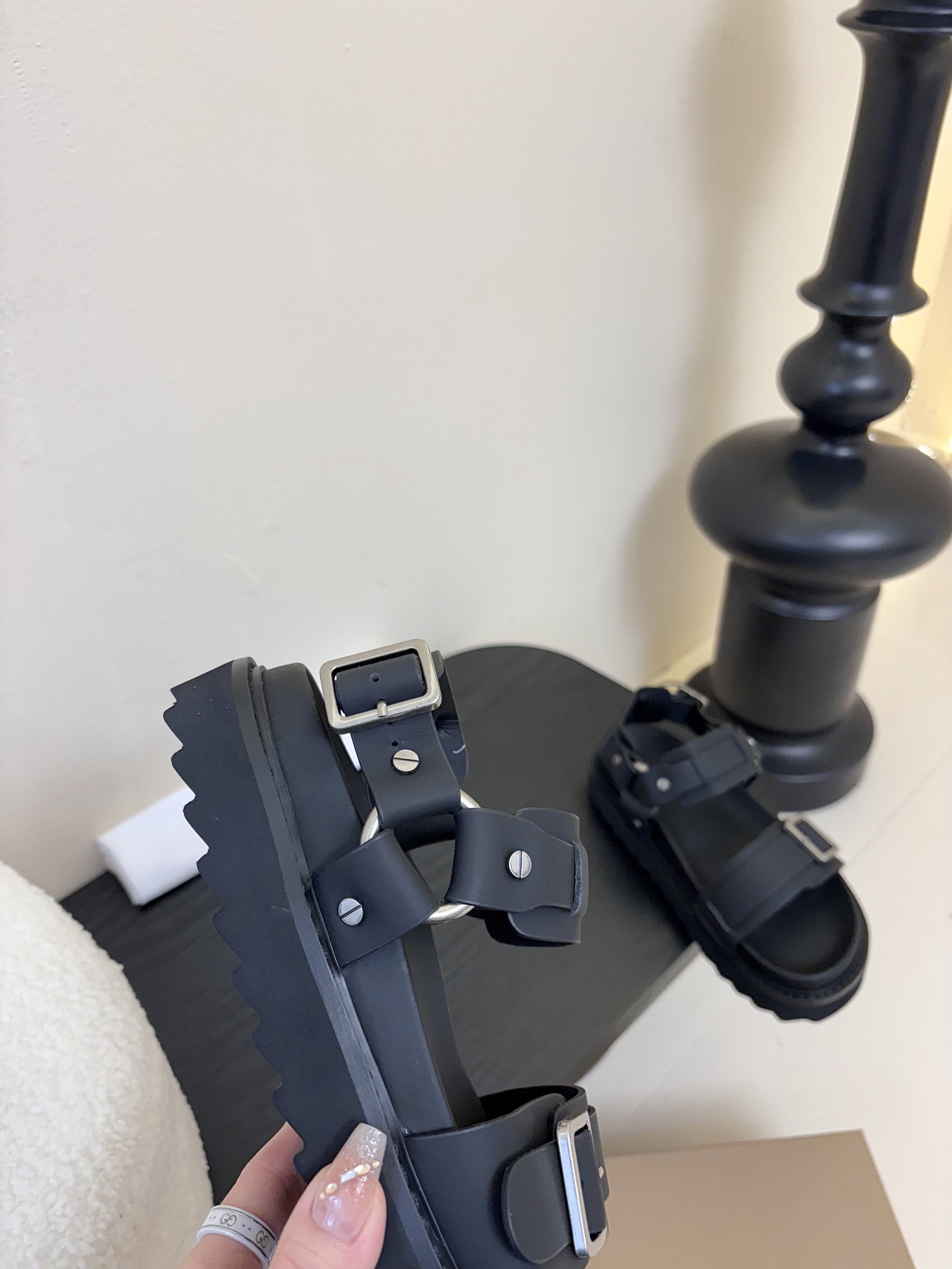 
INUIKII魔术贴凉鞋，舒适又有颜值，细节感十足，上脚也很舒服哟

小厚底款式时尚、搭配贴合脚型的内