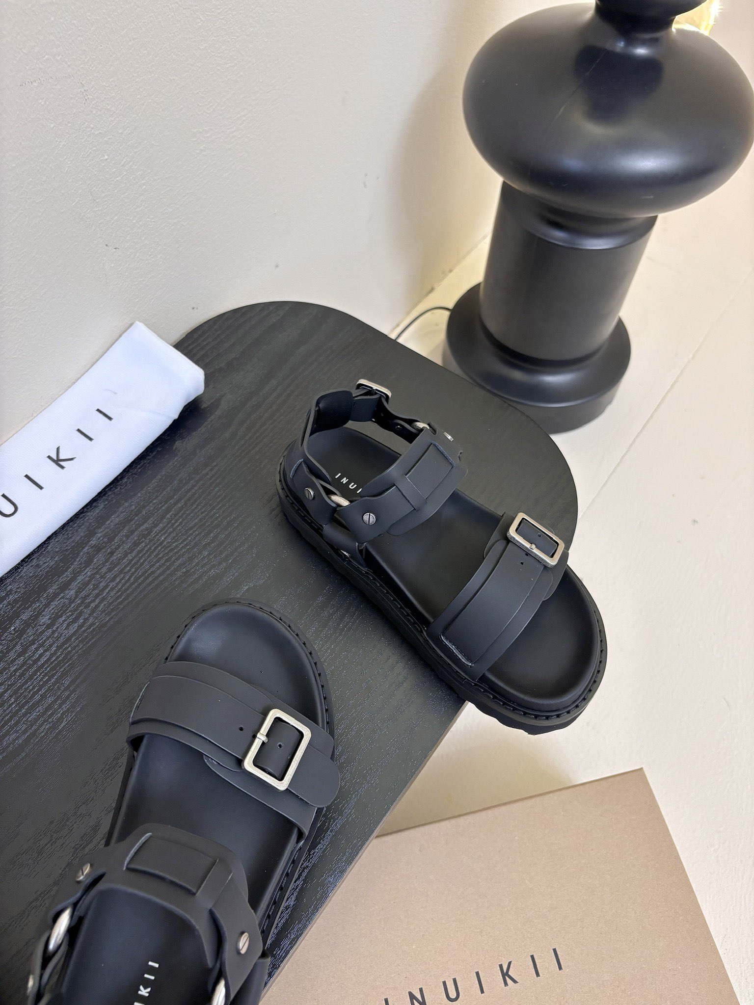 
INUIKII魔术贴凉鞋，舒适又有颜值，细节感十足，上脚也很舒服哟

小厚底款式时尚、搭配贴合脚型的内