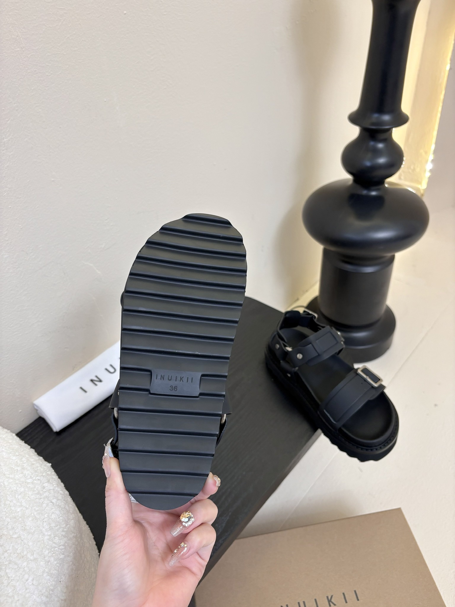 
INUIKII魔术贴凉鞋，舒适又有颜值，细节感十足，上脚也很舒服哟

小厚底款式时尚、搭配贴合脚型的内