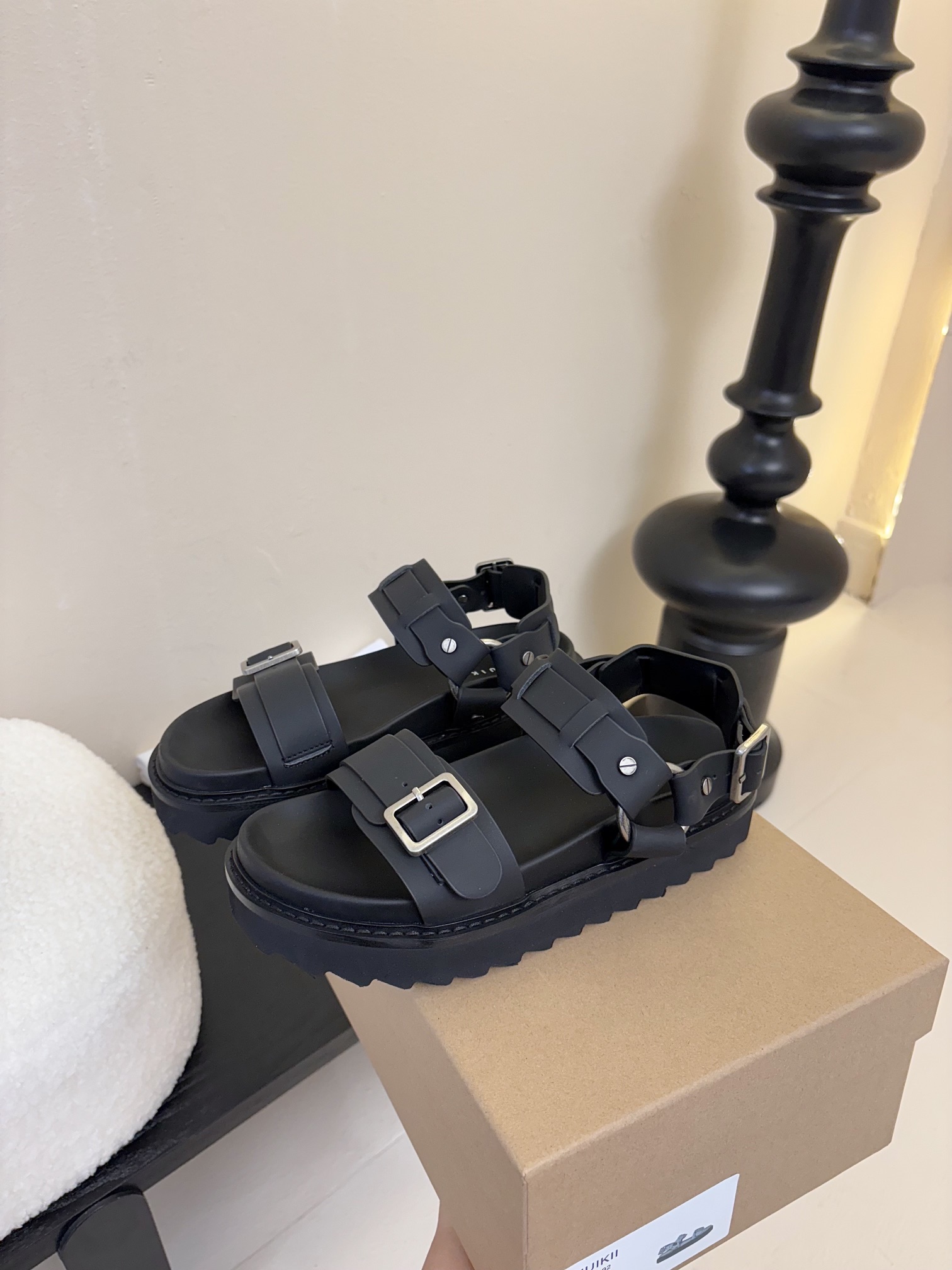 
INUIKII魔术贴凉鞋，舒适又有颜值，细节感十足，上脚也很舒服哟

小厚底款式时尚、搭配贴合脚型的内