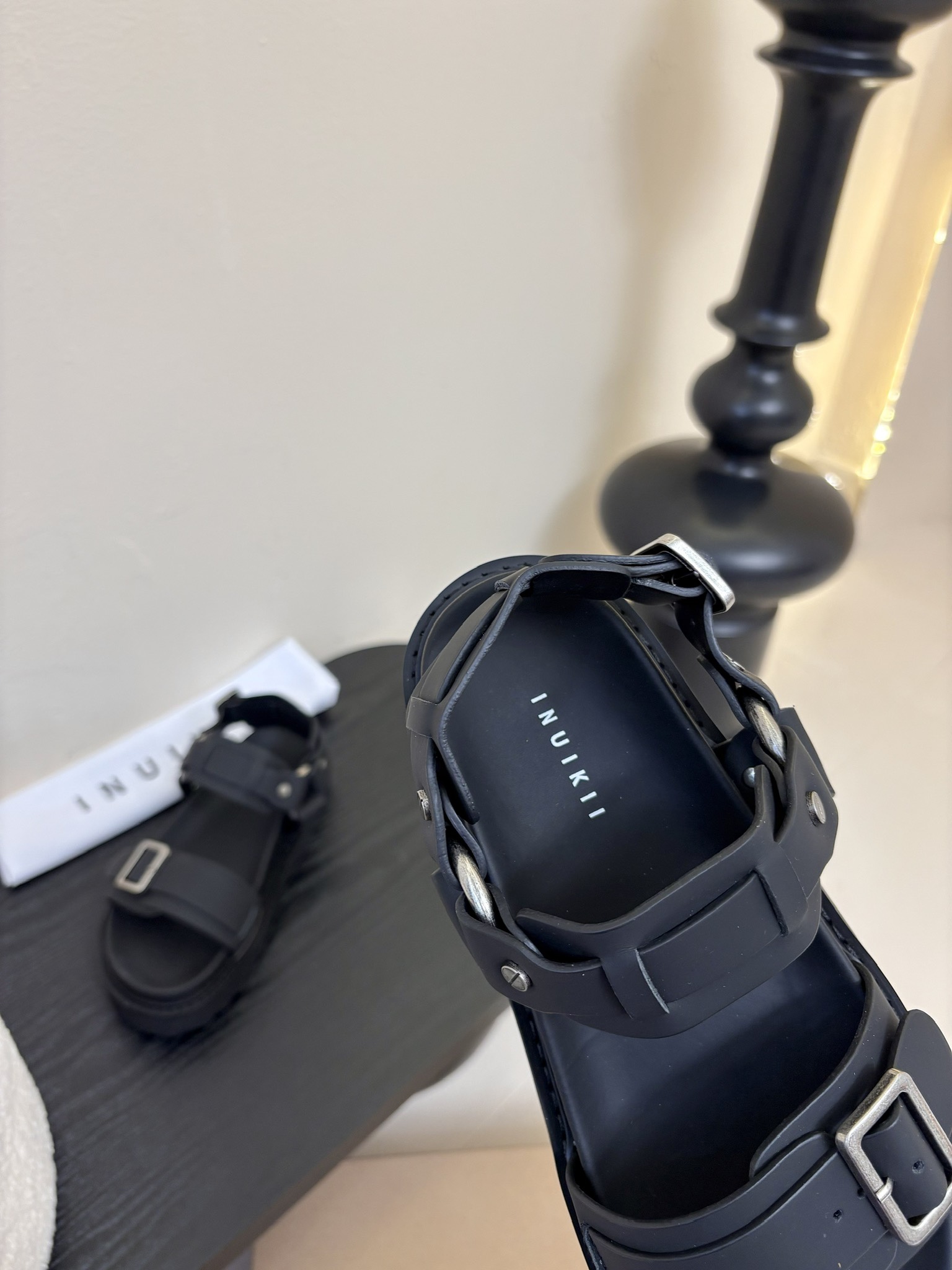 
INUIKII魔术贴凉鞋，舒适又有颜值，细节感十足，上脚也很舒服哟

小厚底款式时尚、搭配贴合脚型的内