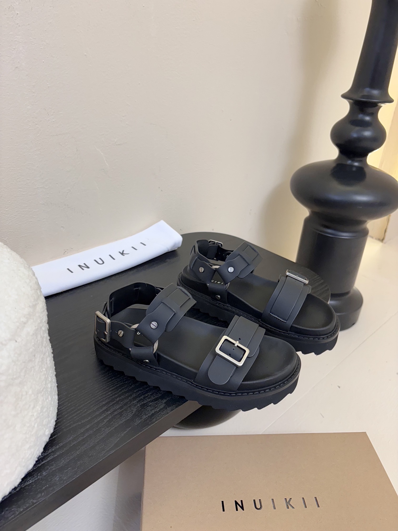 
INUIKII魔术贴凉鞋，舒适又有颜值，细节感十足，上脚也很舒服哟

小厚底款式时尚、搭配贴合脚型的内