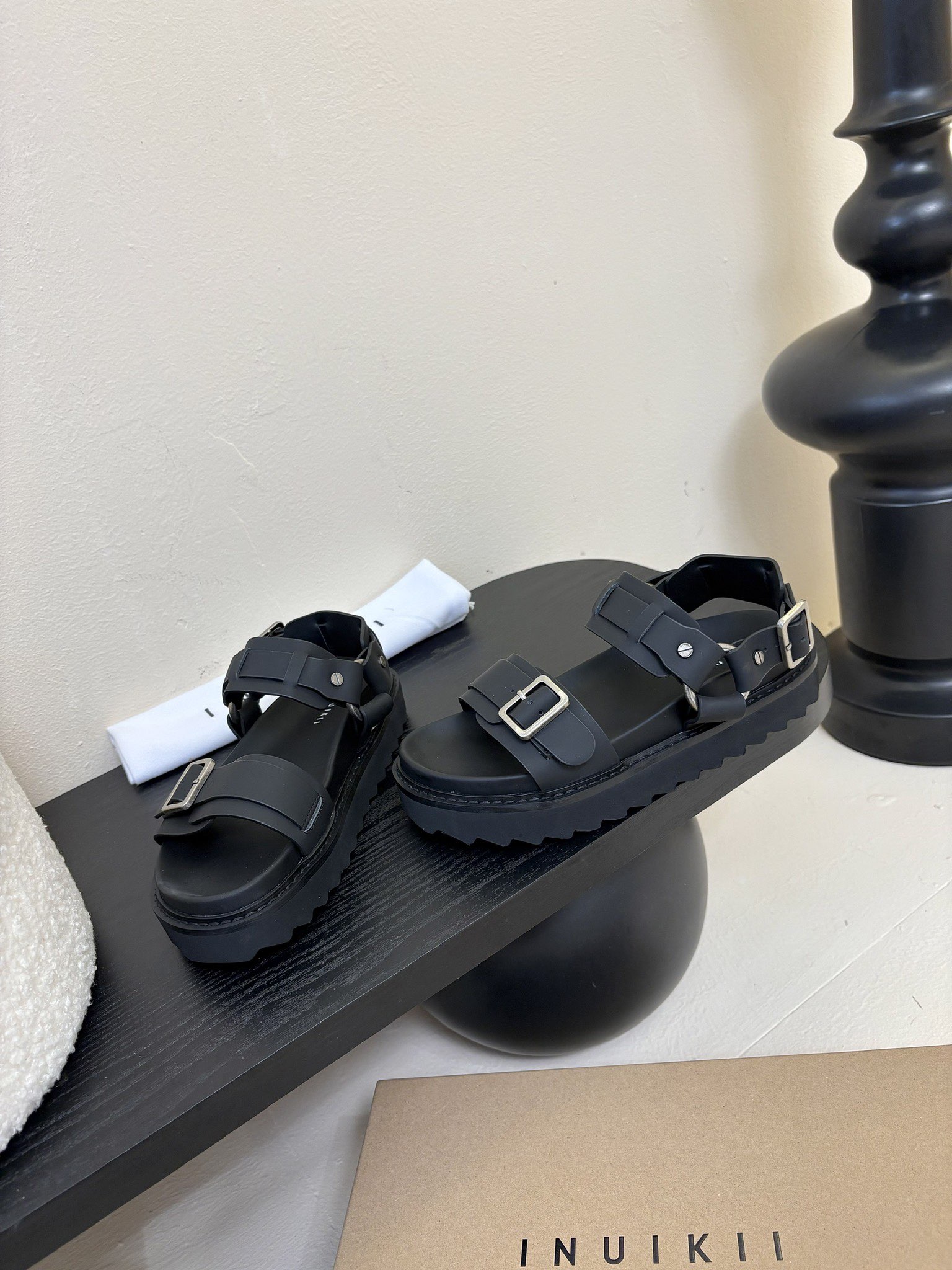 
INUIKII魔术贴凉鞋，舒适又有颜值，细节感十足，上脚也很舒服哟

小厚底款式时尚、搭配贴合脚型的内