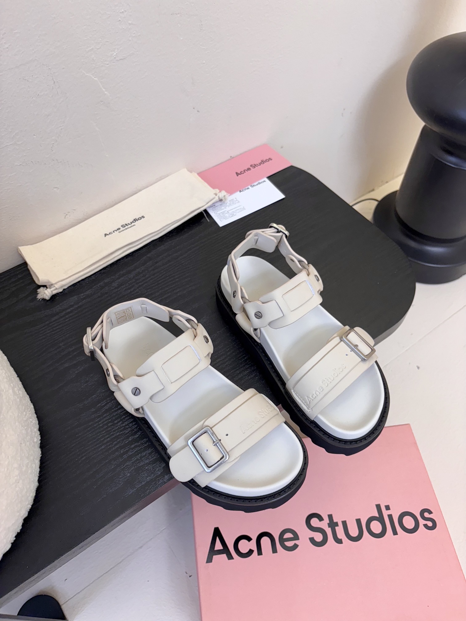 
Acne Studios 厚底机车凉鞋拿捏！

甜酷风拉满 Acne Studios 这两款凉鞋太绝啦