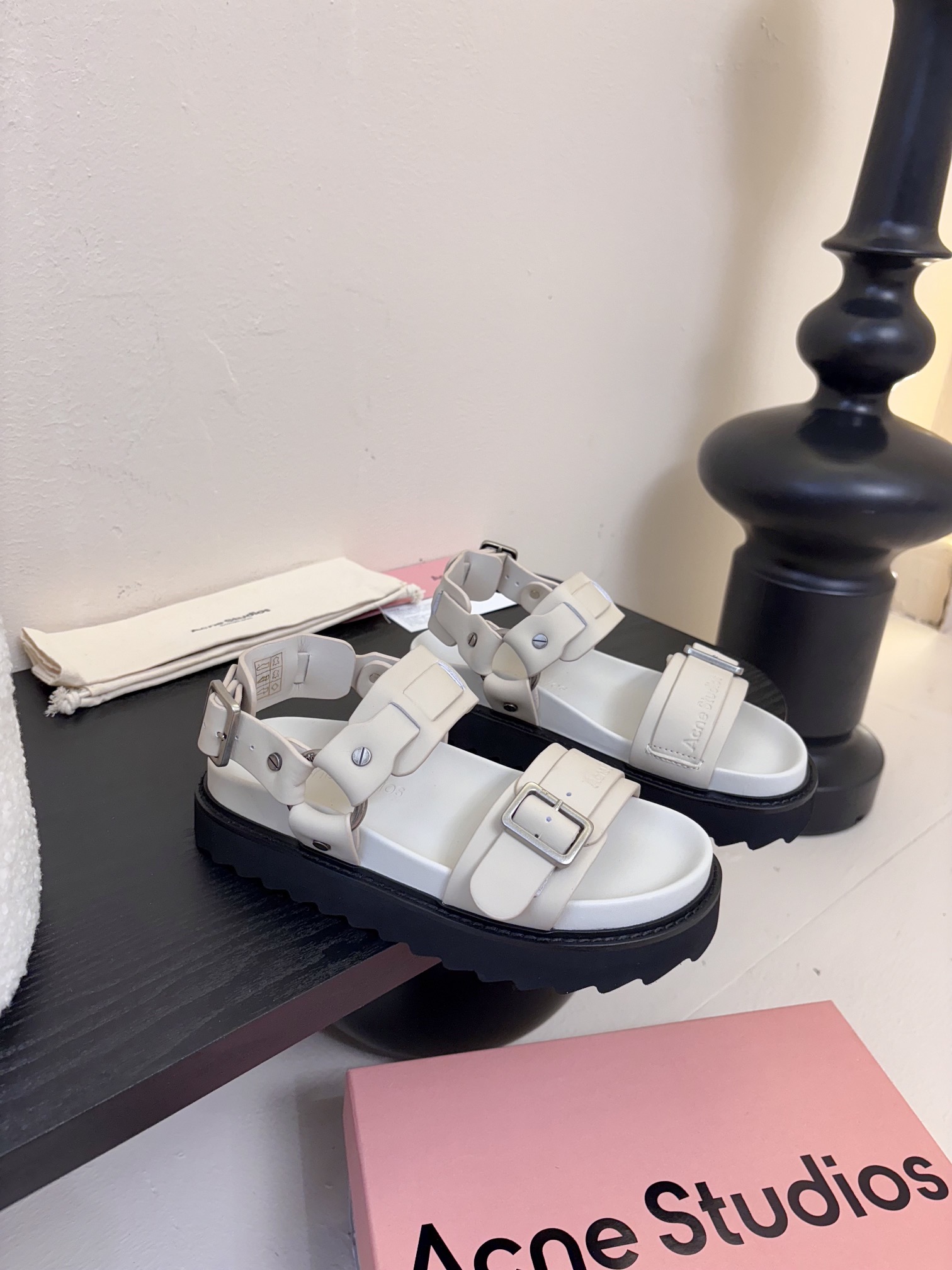 
Acne Studios 厚底机车凉鞋拿捏！

甜酷风拉满 Acne Studios 这两款凉鞋太绝啦