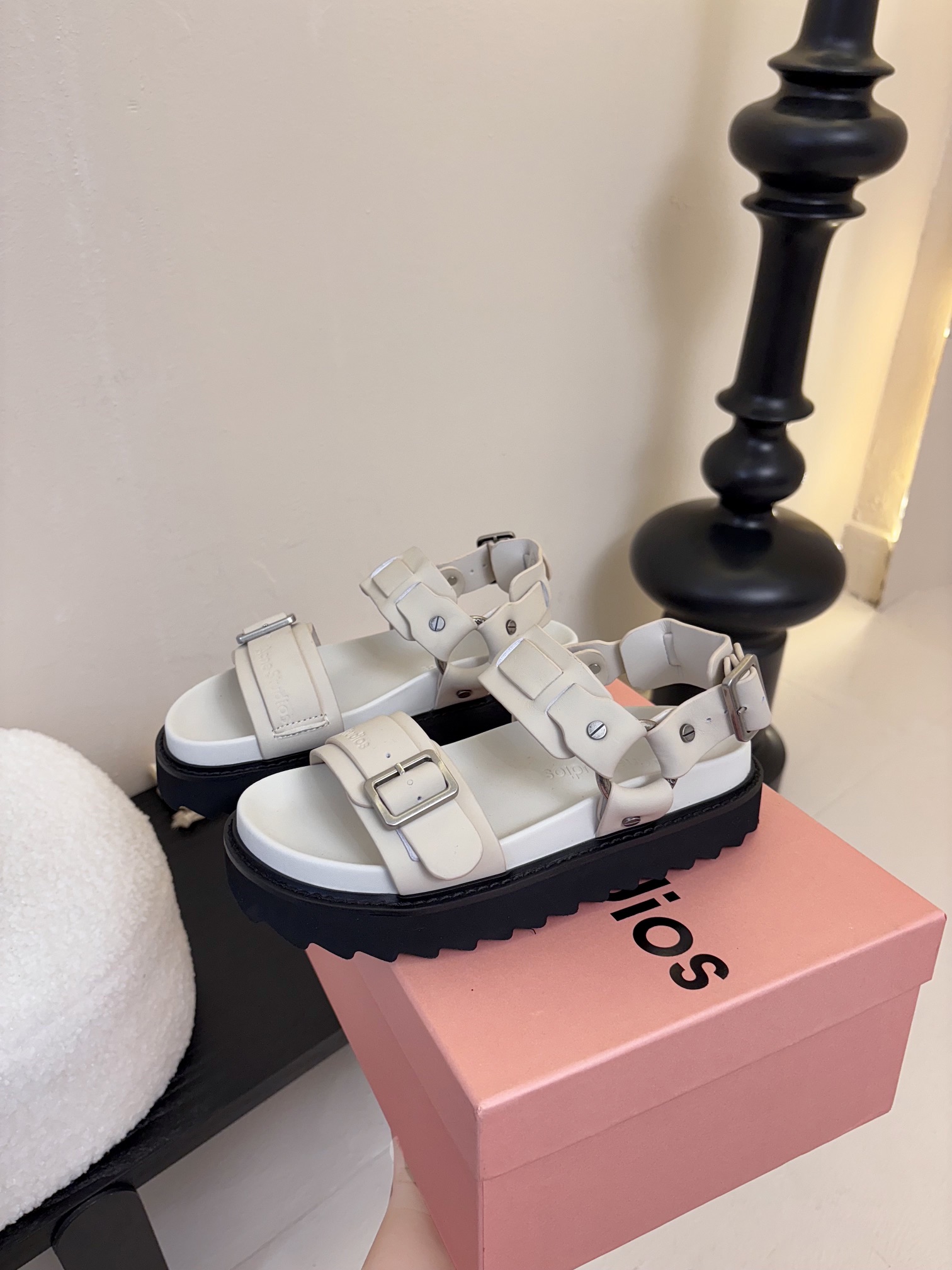 
Acne Studios 厚底机车凉鞋拿捏！

甜酷风拉满 Acne Studios 这两款凉鞋太绝啦