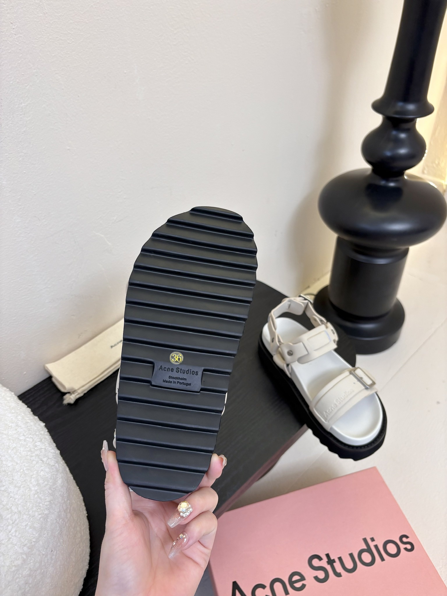 
Acne Studios 厚底机车凉鞋拿捏！

甜酷风拉满 Acne Studios 这两款凉鞋太绝啦