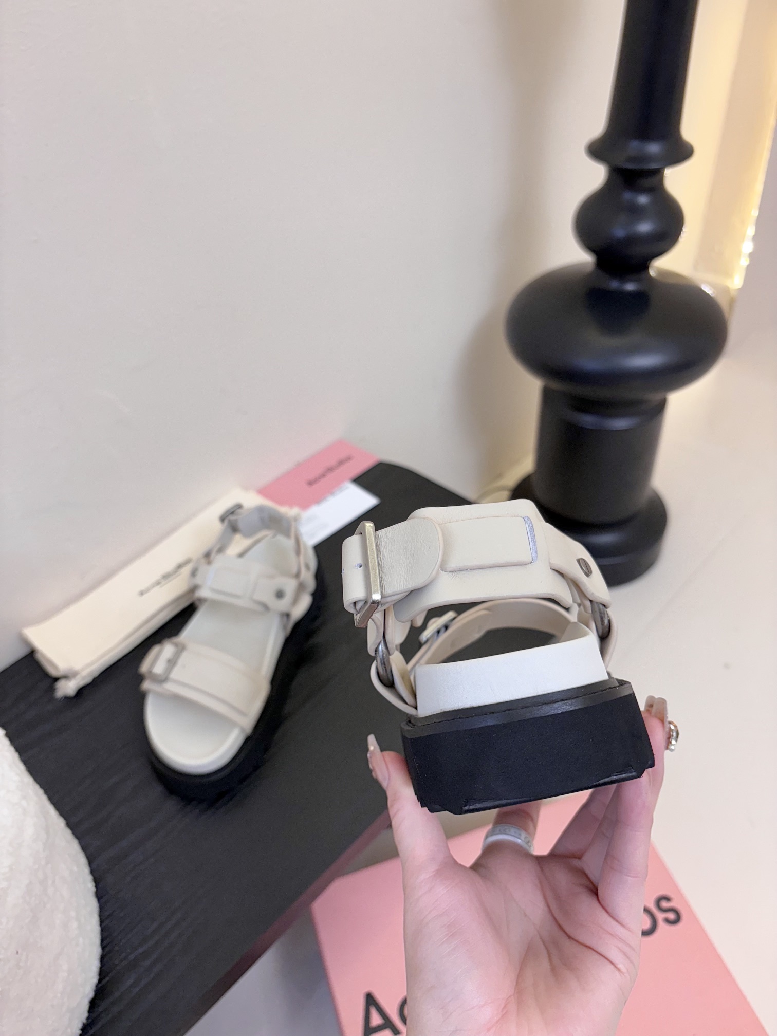 
Acne Studios 厚底机车凉鞋拿捏！

甜酷风拉满 Acne Studios 这两款凉鞋太绝啦
