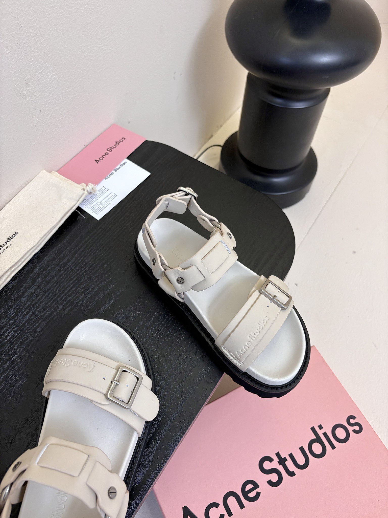 
Acne Studios 厚底机车凉鞋拿捏！

甜酷风拉满 Acne Studios 这两款凉鞋太绝啦