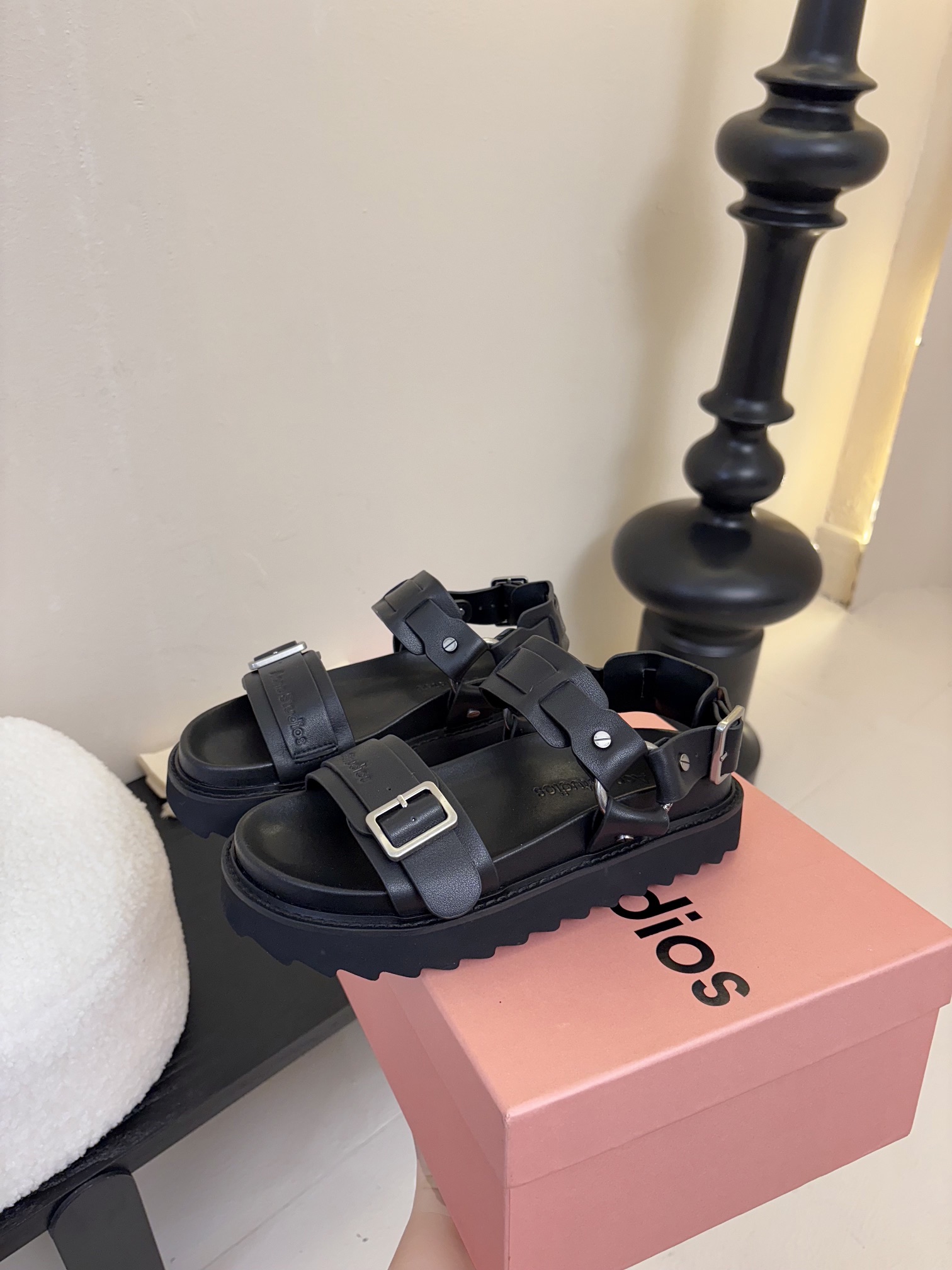 
Acne Studios 厚底机车凉鞋拿捏！

甜酷风拉满 Acne Studios 这两款凉鞋太绝啦