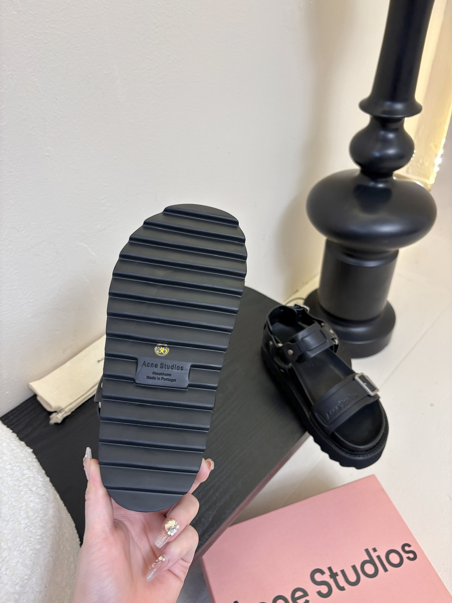 
Acne Studios 厚底机车凉鞋拿捏！

甜酷风拉满 Acne Studios 这两款凉鞋太绝啦