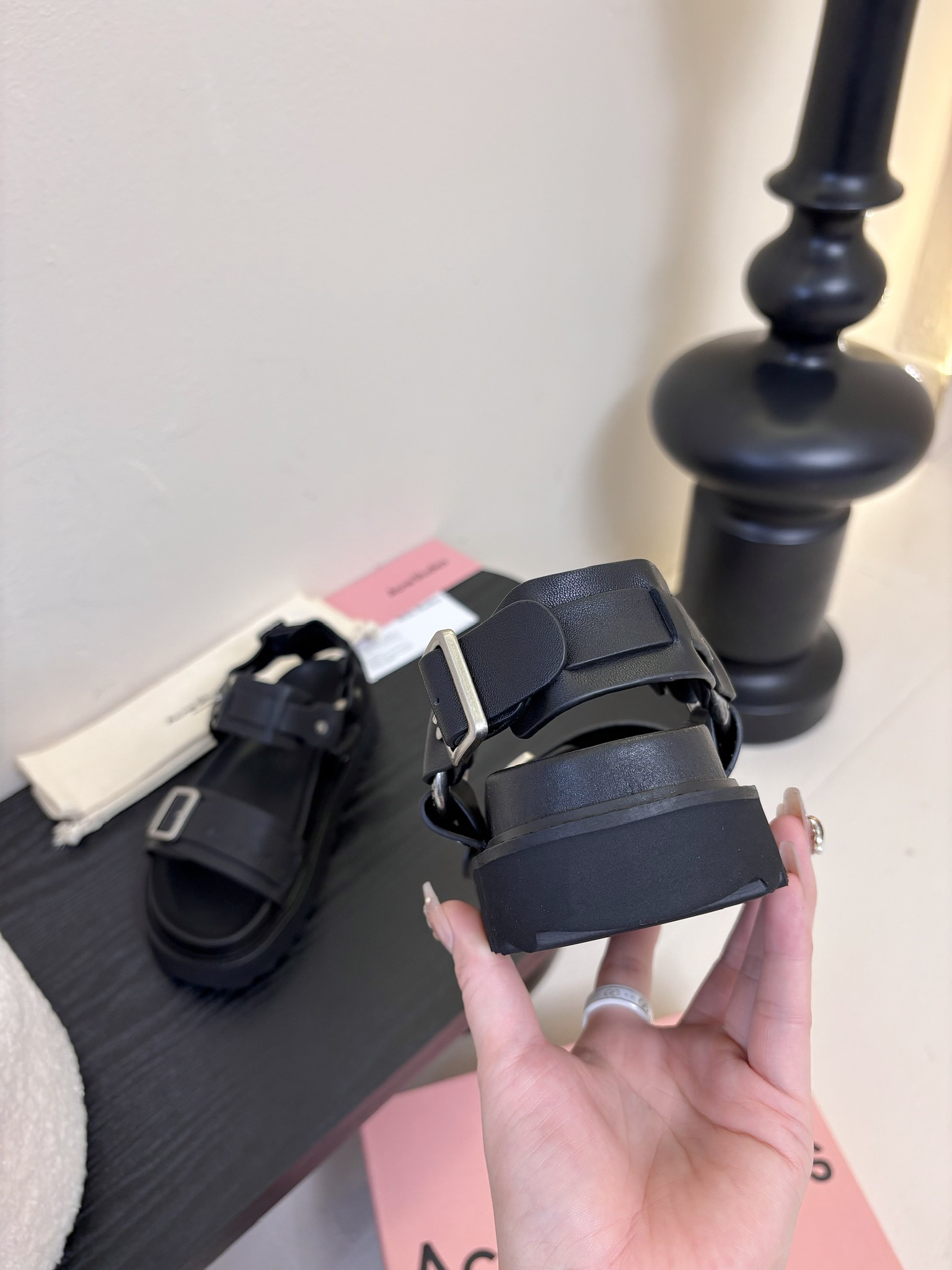 
Acne Studios 厚底机车凉鞋拿捏！

甜酷风拉满 Acne Studios 这两款凉鞋太绝啦