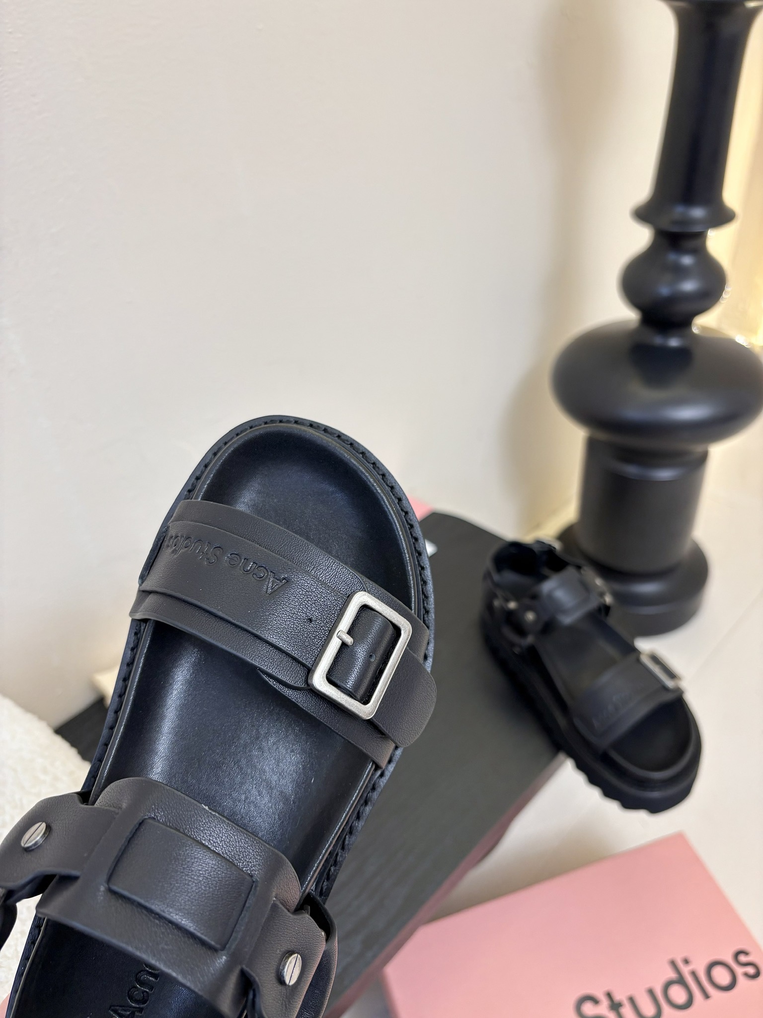 
Acne Studios 厚底机车凉鞋拿捏！

甜酷风拉满 Acne Studios 这两款凉鞋太绝啦