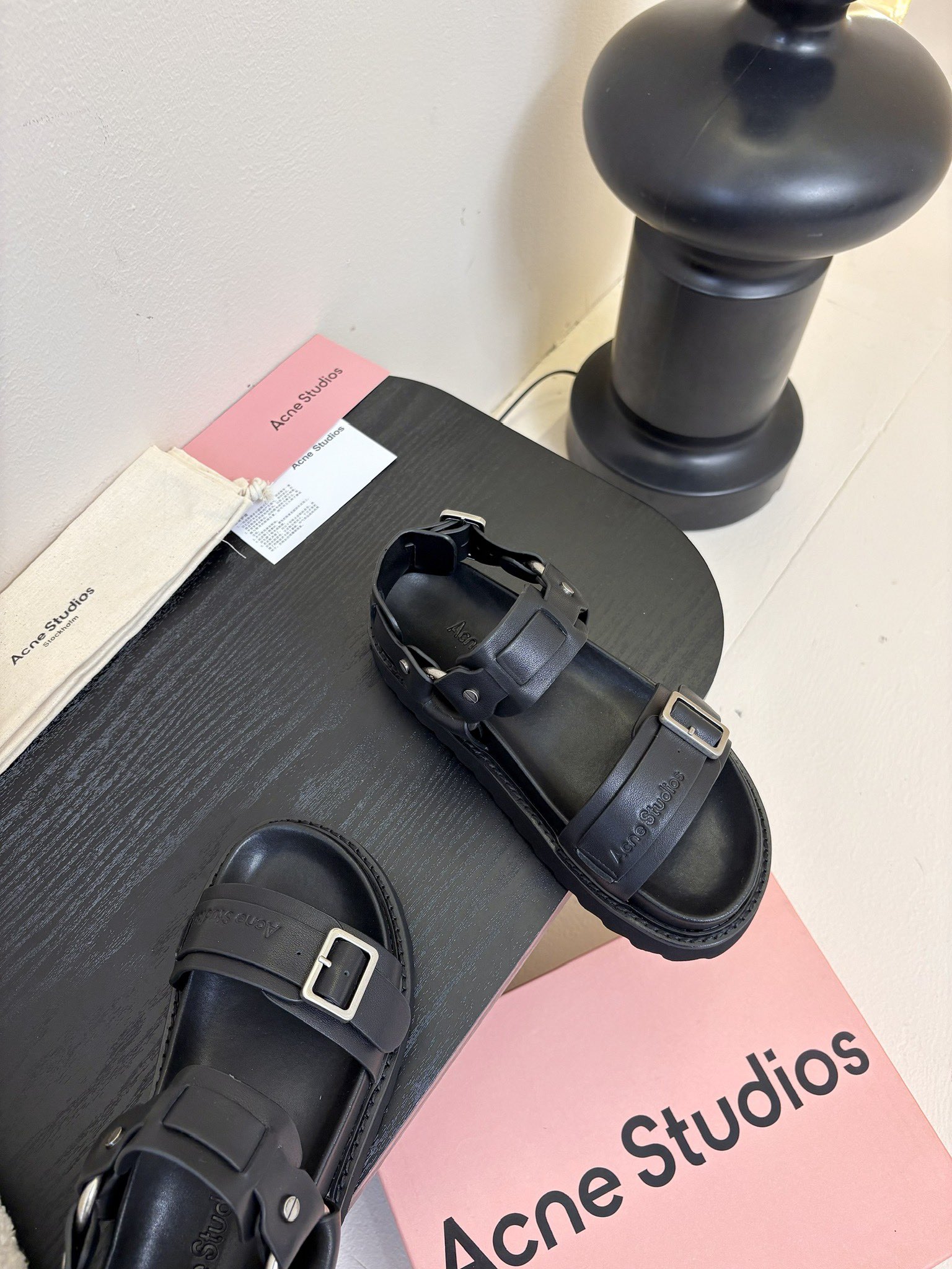 
Acne Studios 厚底机车凉鞋拿捏！

甜酷风拉满 Acne Studios 这两款凉鞋太绝啦